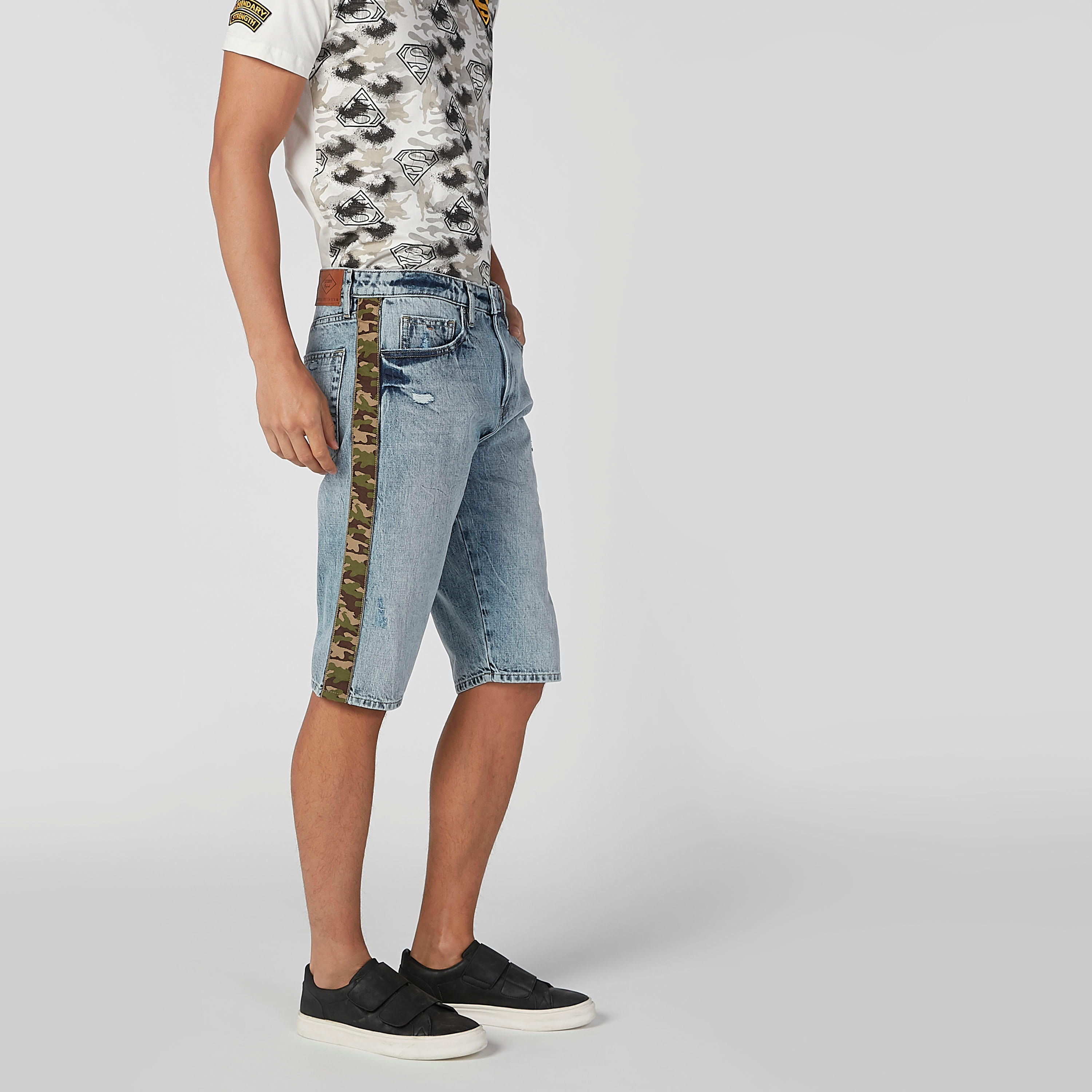 شورت بقصّة سليم وخصر متوسط الارتفاع وشريطة بطبعات مموّهة-men-clothing-bottoms-shorts-image-3