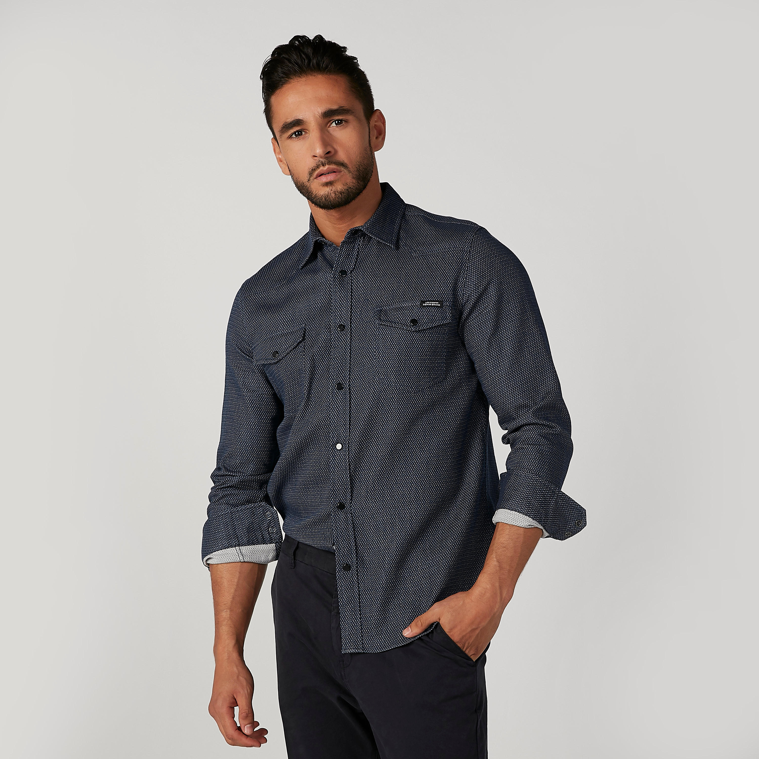 قميص مستدام بأكمام طويلة وجيوب بطيّة وطبعات -men-clothing-shirts-image-1