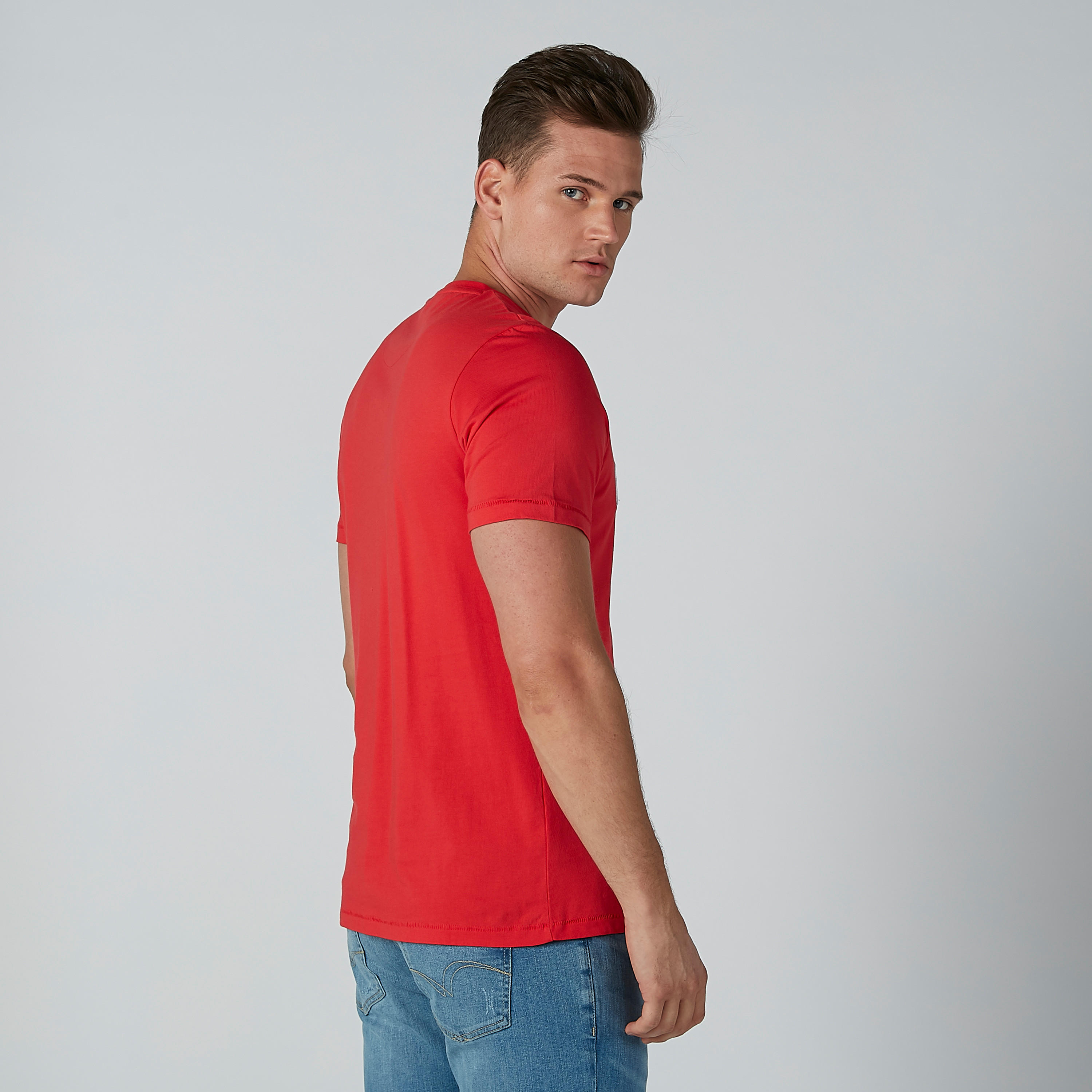 تيشيرت بياقة مستديرة وأكمام قصيرة وطبعات من لي كوبر-men-clothing-tshirtsandpolos-tshirts-image-4