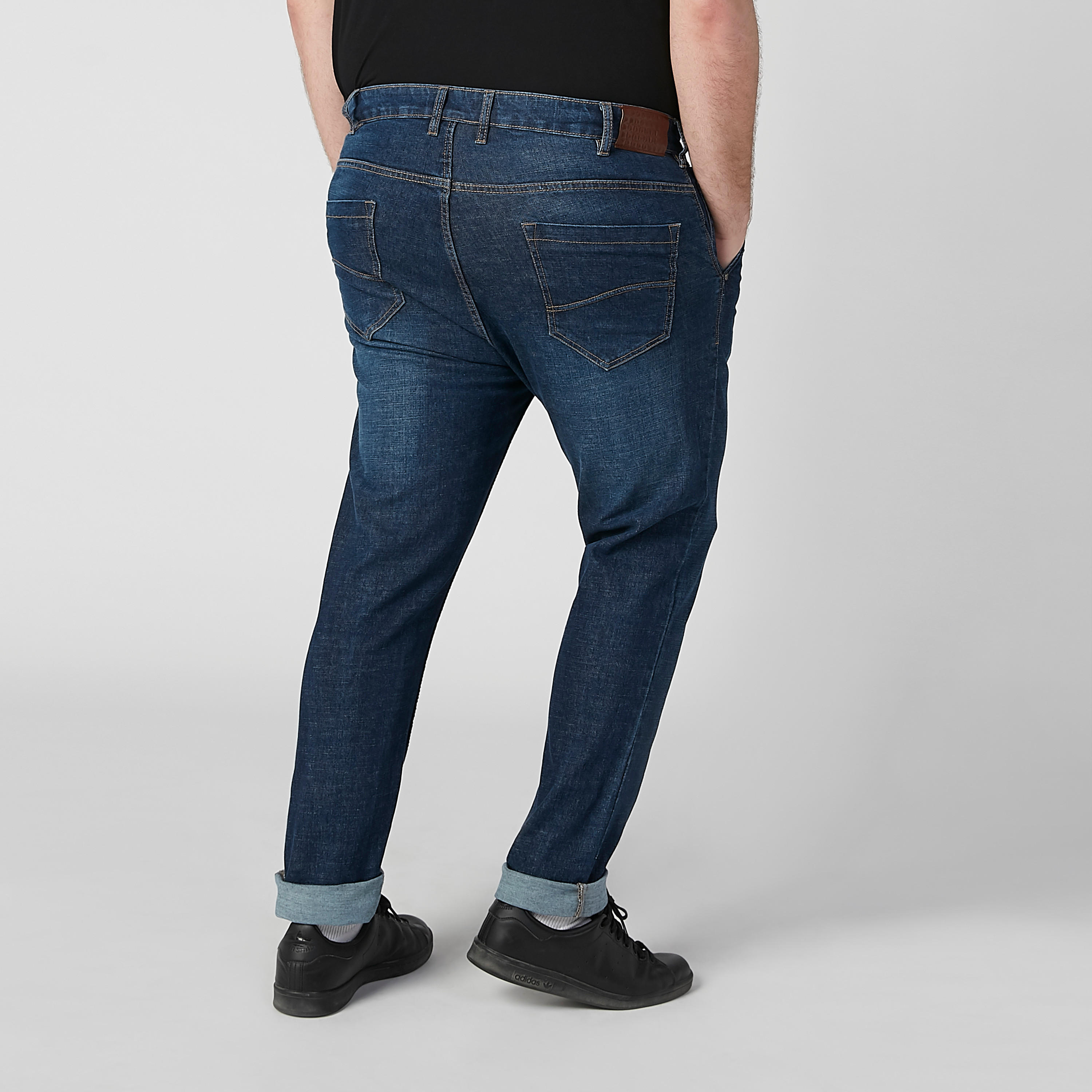 بنطلون جينز مستدام سادة بخصر متوسط الارتفاع وجيوب -men-clothing-bottoms-jeans-image-4
