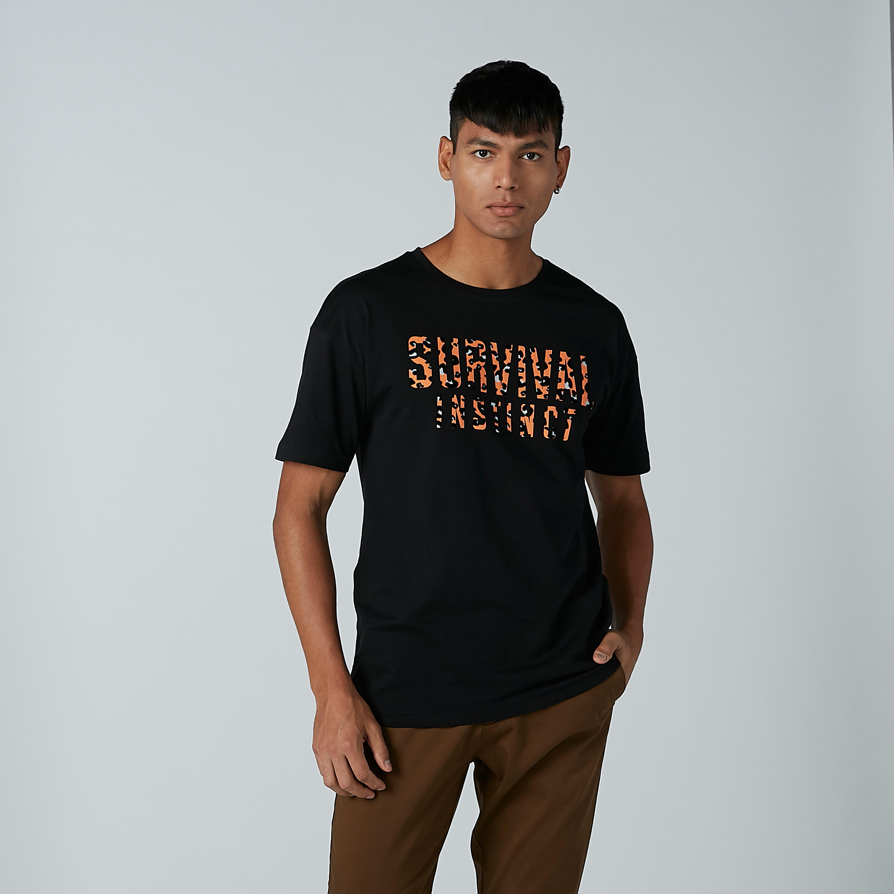 تيشيرت بياقة مستديرة وأكمام قصيرة وطبعات من لي كوبر-men-clothing-tshirtsandpolos-tshirts-image-2