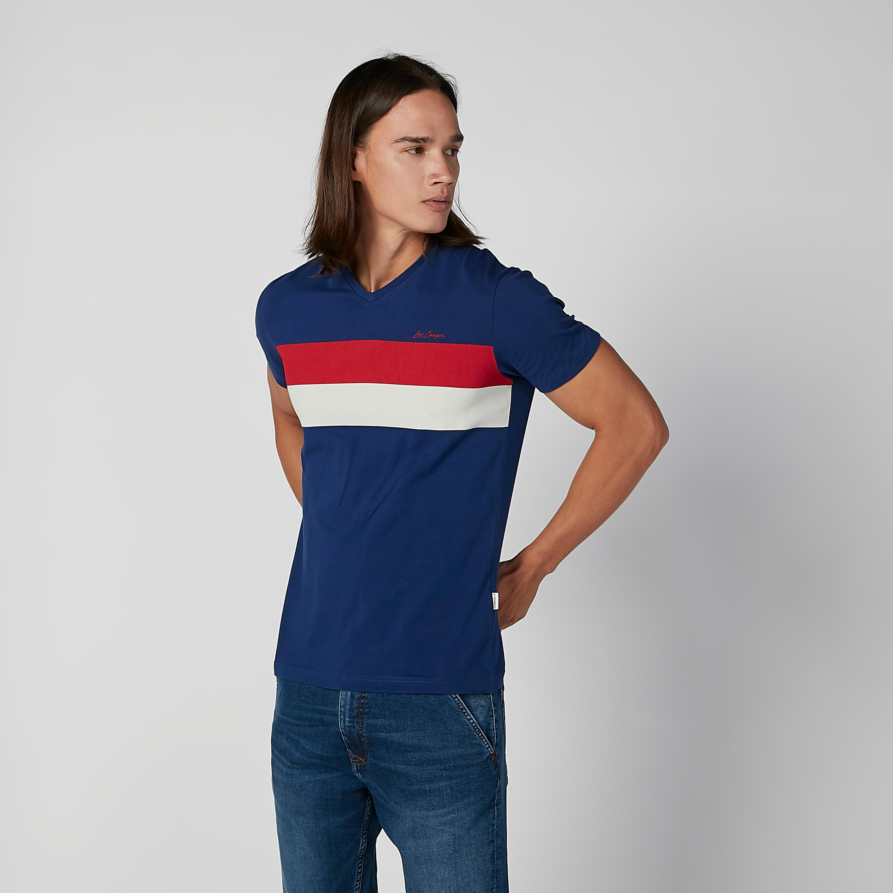 تيشيرت مقلّم بياقة V وأكمام قصيرة من لي كوبر-men-clothing-tshirtsandpolos-tshirts-image-1