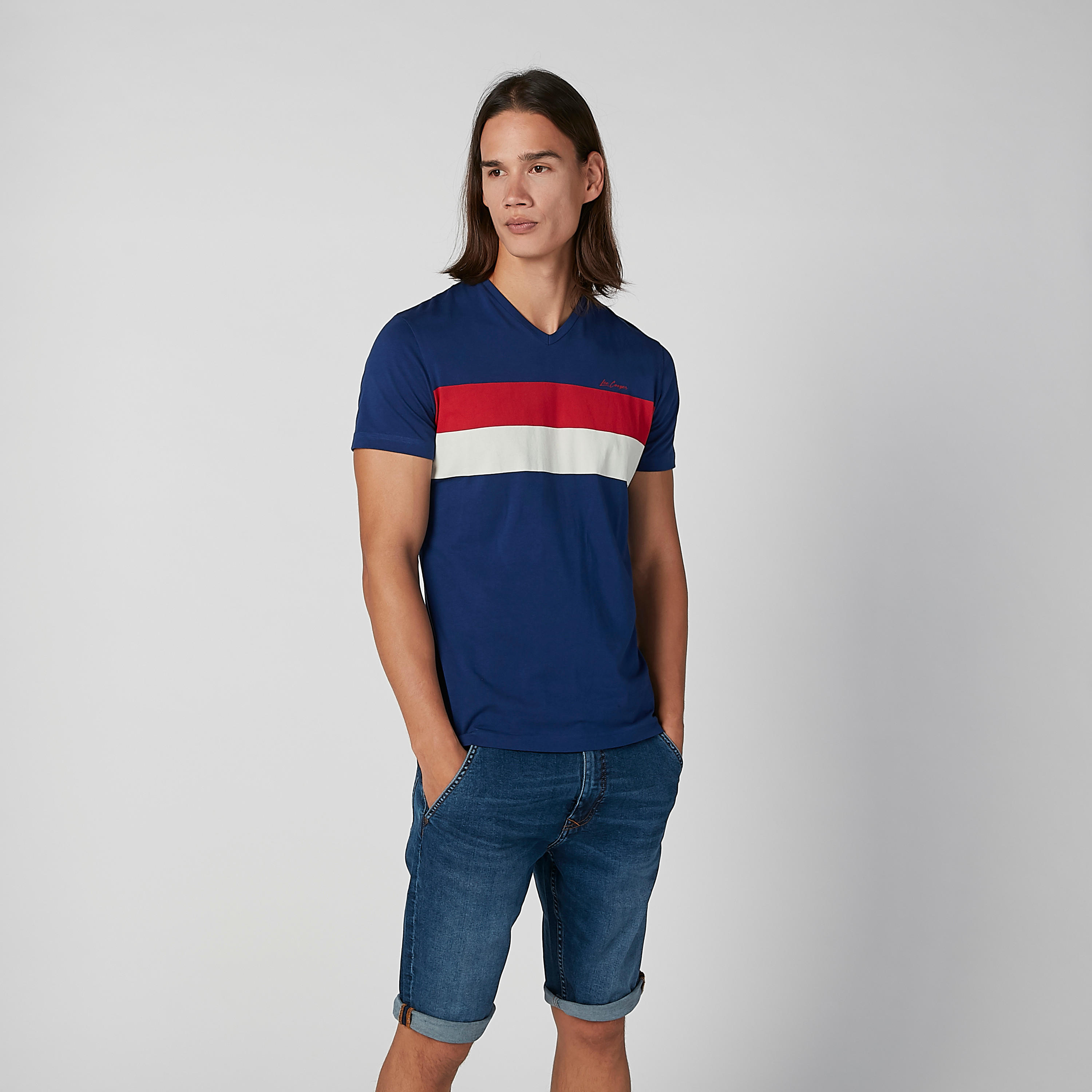 تيشيرت مقلّم بياقة V وأكمام قصيرة من لي كوبر-men-clothing-tshirtsandpolos-tshirts-image-2