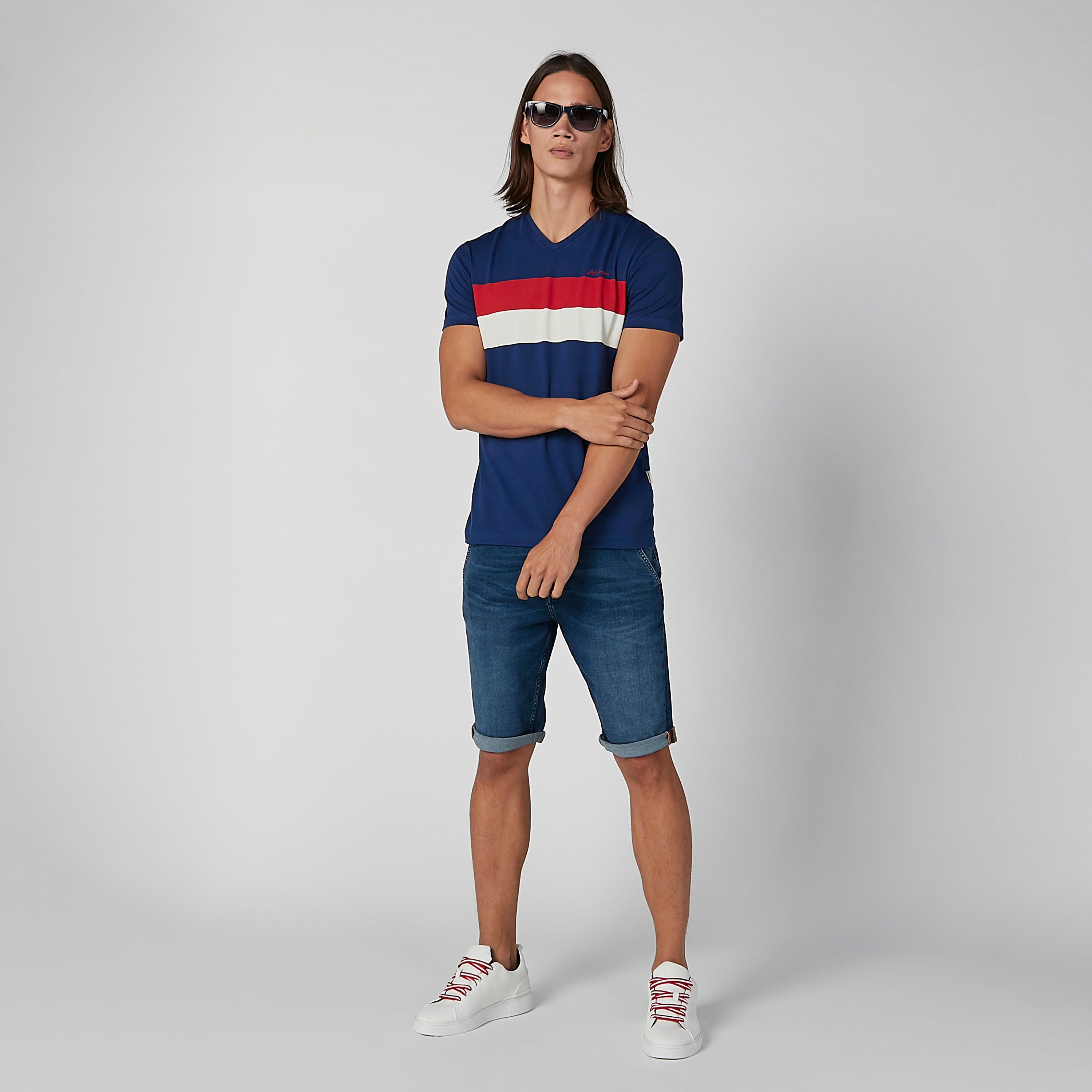 تيشيرت مقلّم بياقة V وأكمام قصيرة من لي كوبر-men-clothing-tshirtsandpolos-tshirts-image-3
