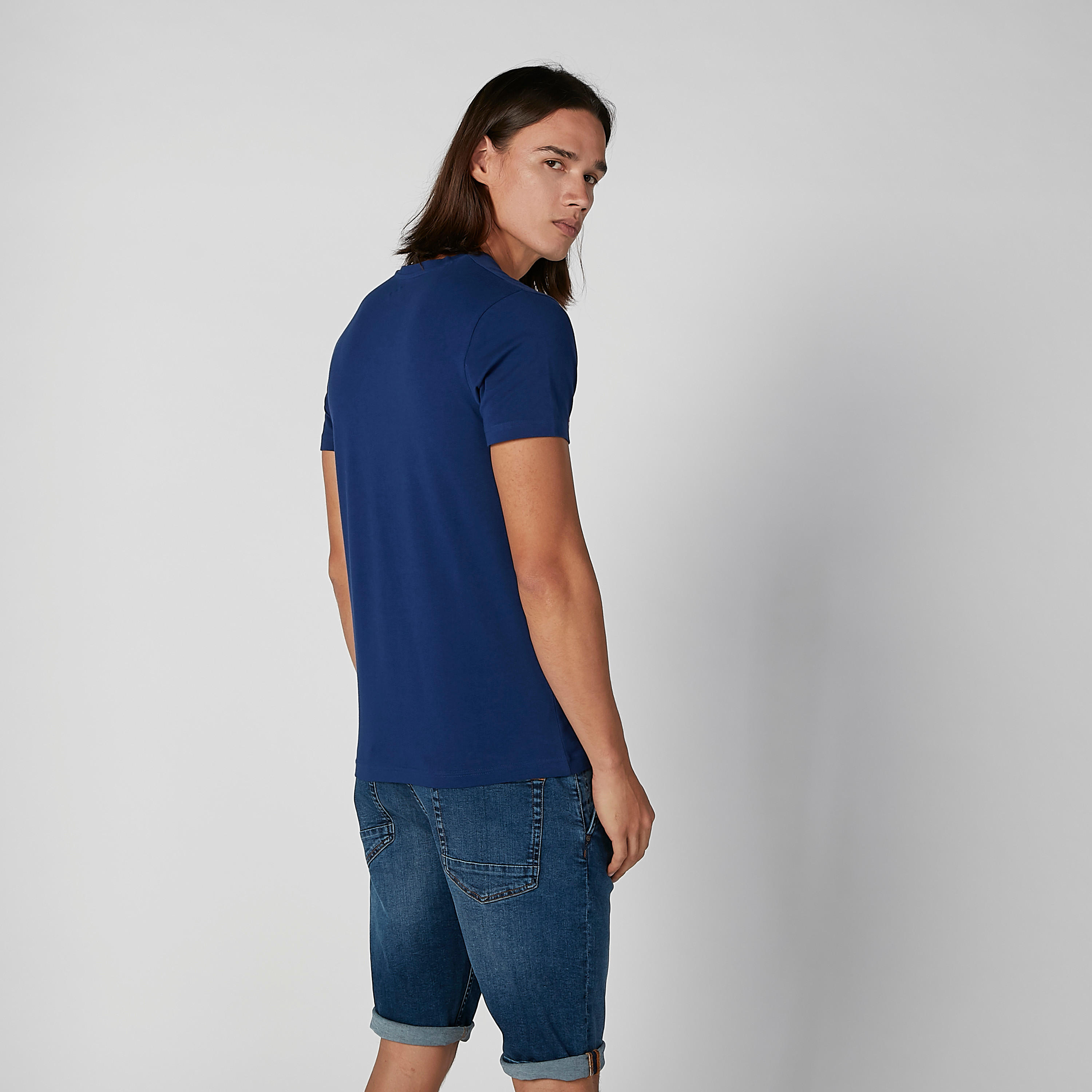 تيشيرت مقلّم بياقة V وأكمام قصيرة من لي كوبر-men-clothing-tshirtsandpolos-tshirts-image-4
