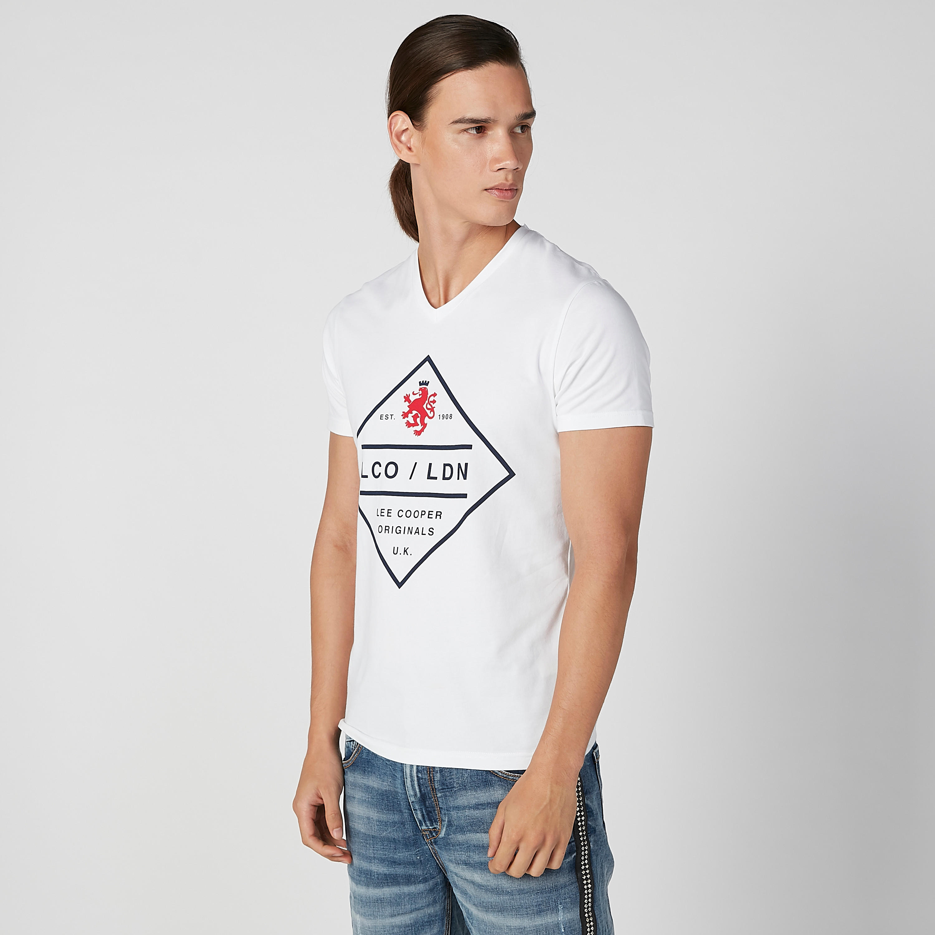 تيشيرت بياقة V وأكمام قصيرة وطبعات من لي كوبر-men-clothing-tshirtsandpolos-tshirts-image-5