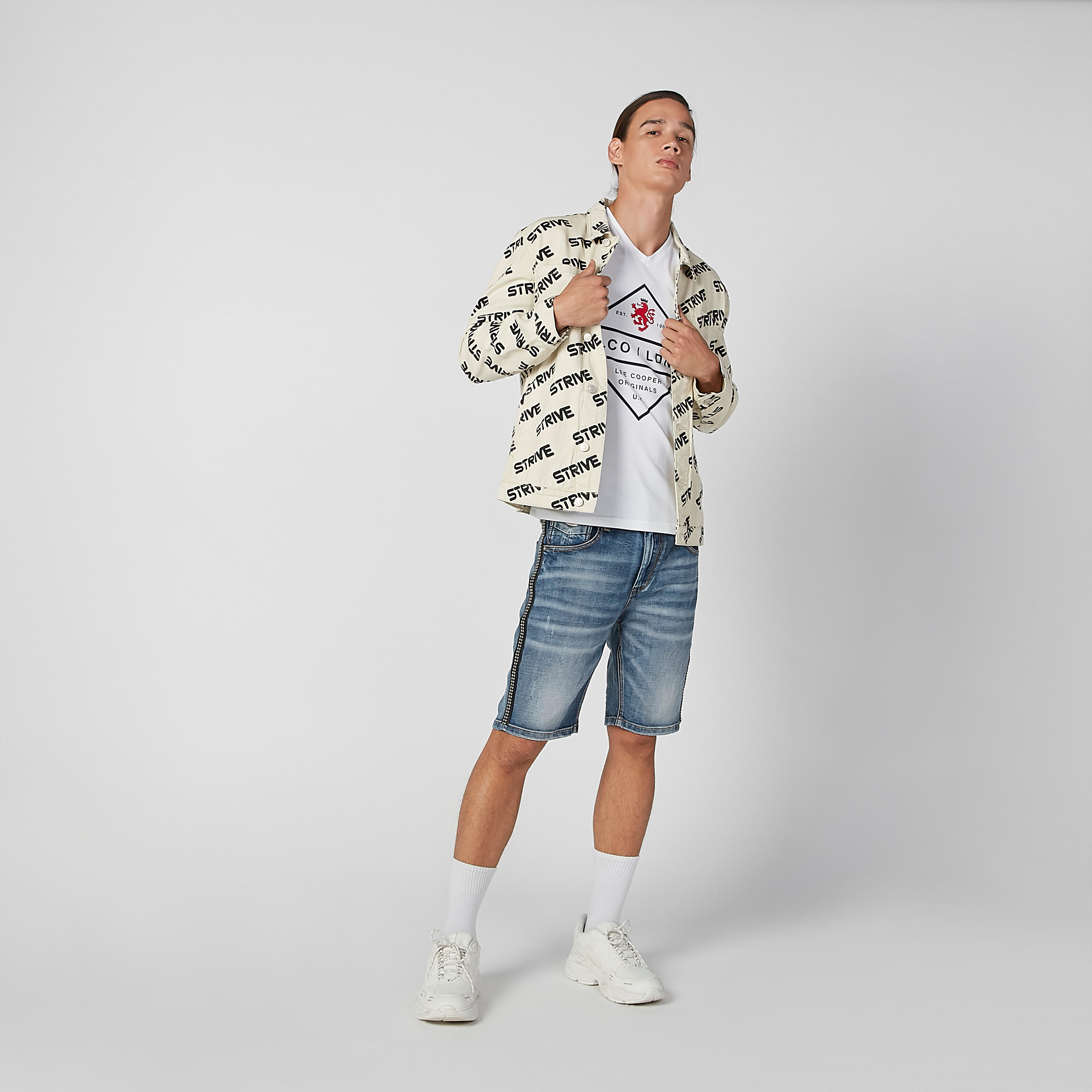 تيشيرت بياقة V وأكمام قصيرة وطبعات من لي كوبر-men-clothing-tshirtsandpolos-tshirts-image-4