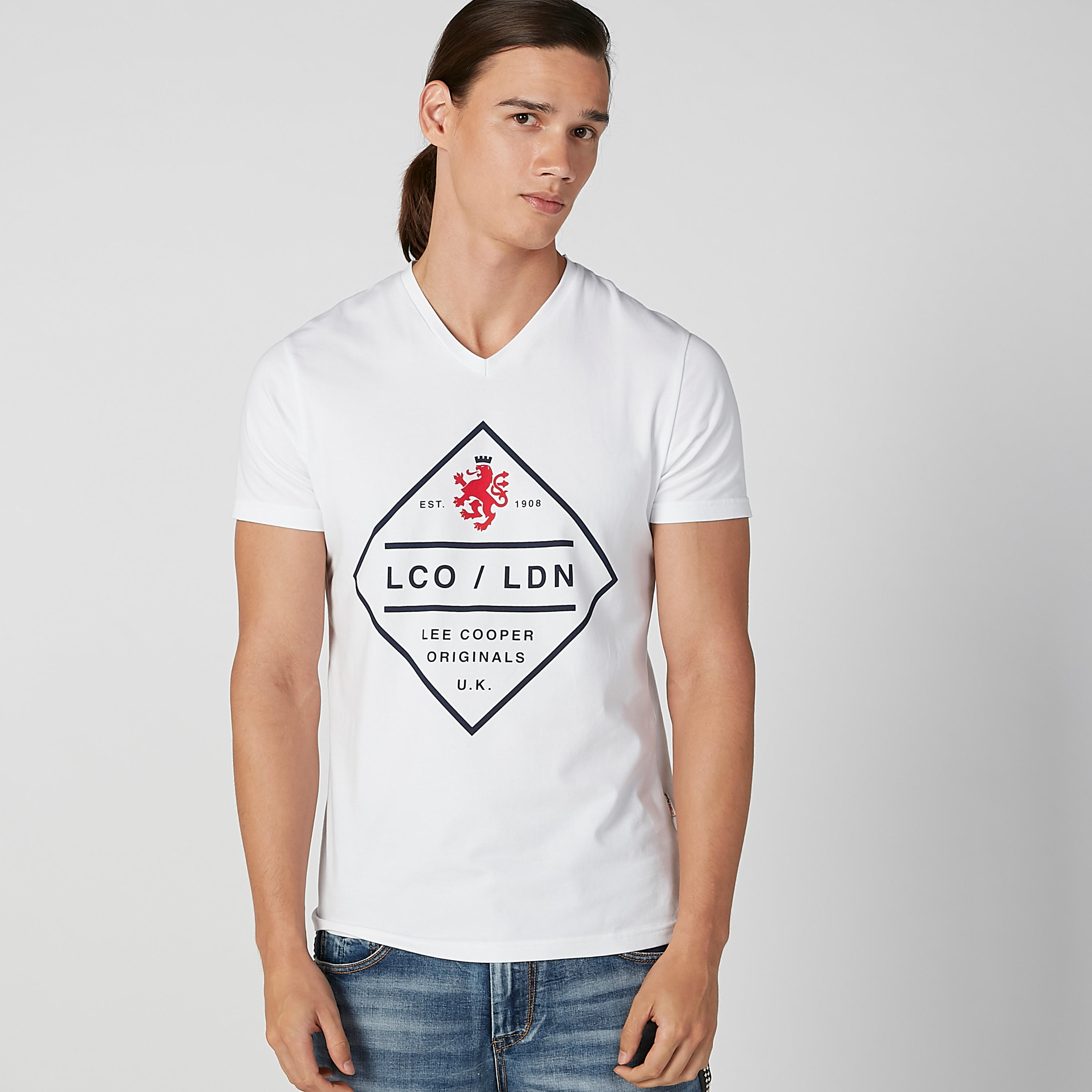 تيشيرت بياقة V وأكمام قصيرة وطبعات من لي كوبر-men-clothing-tshirtsandpolos-tshirts-image-3
