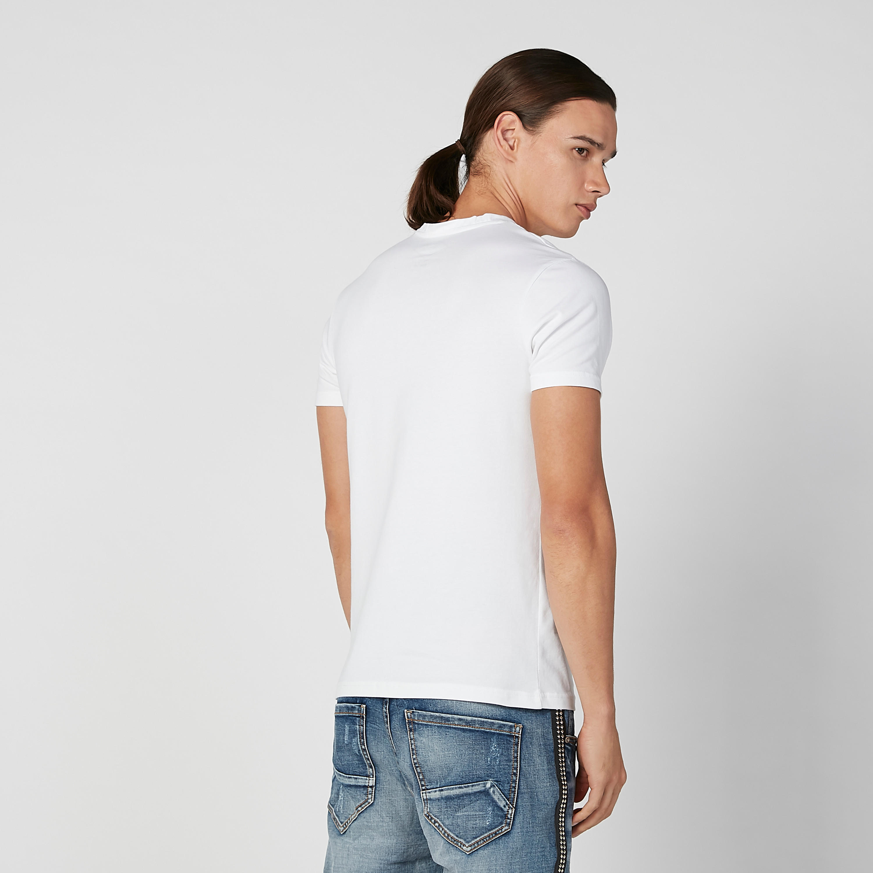 تيشيرت بياقة V وأكمام قصيرة وطبعات من لي كوبر-men-clothing-tshirtsandpolos-tshirts-image-2