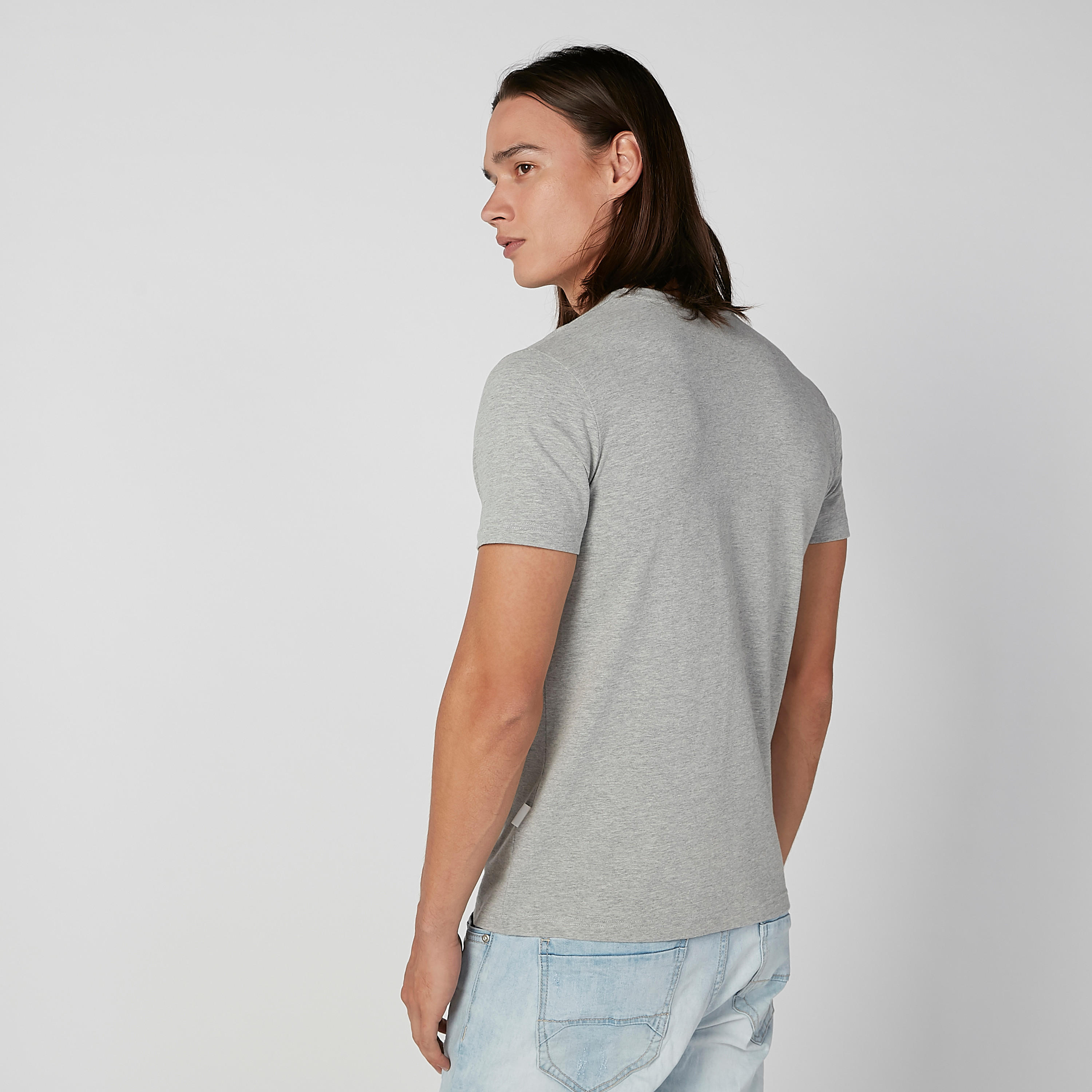 تيشيرت بياقة V وأكمام قصيرة وطبعات من لي كوبر-men-clothing-tshirtsandpolos-tshirts-image-2