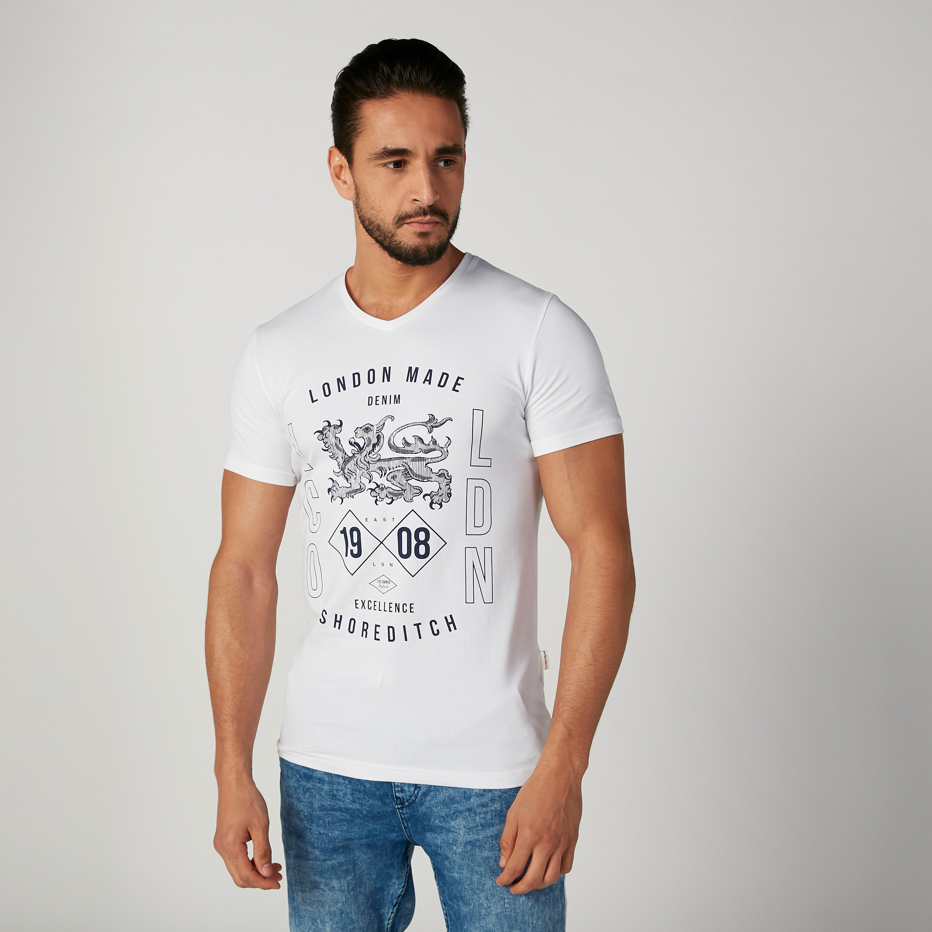 تي شيرت بطبعات وياقة V وأكمام قصيرة من لي كوبر-men-clothing-tshirtsandpolos-tshirts-image-1