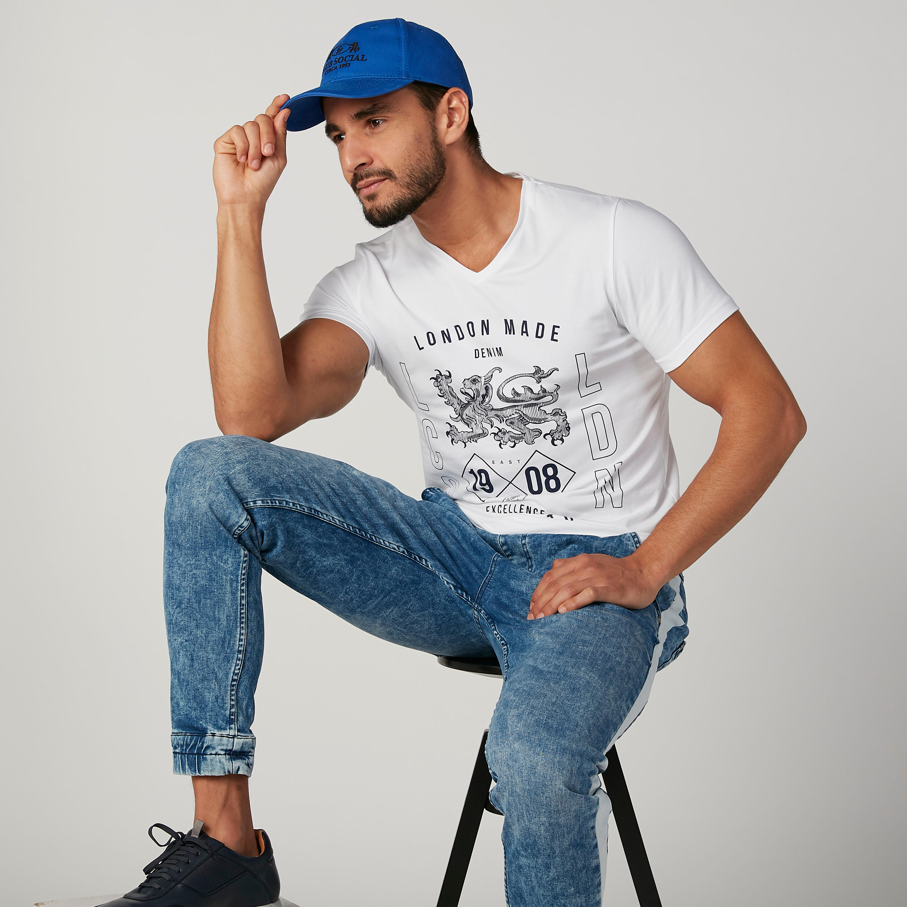 تي شيرت بطبعات وياقة V وأكمام قصيرة من لي كوبر-men-clothing-tshirtsandpolos-tshirts-image-3