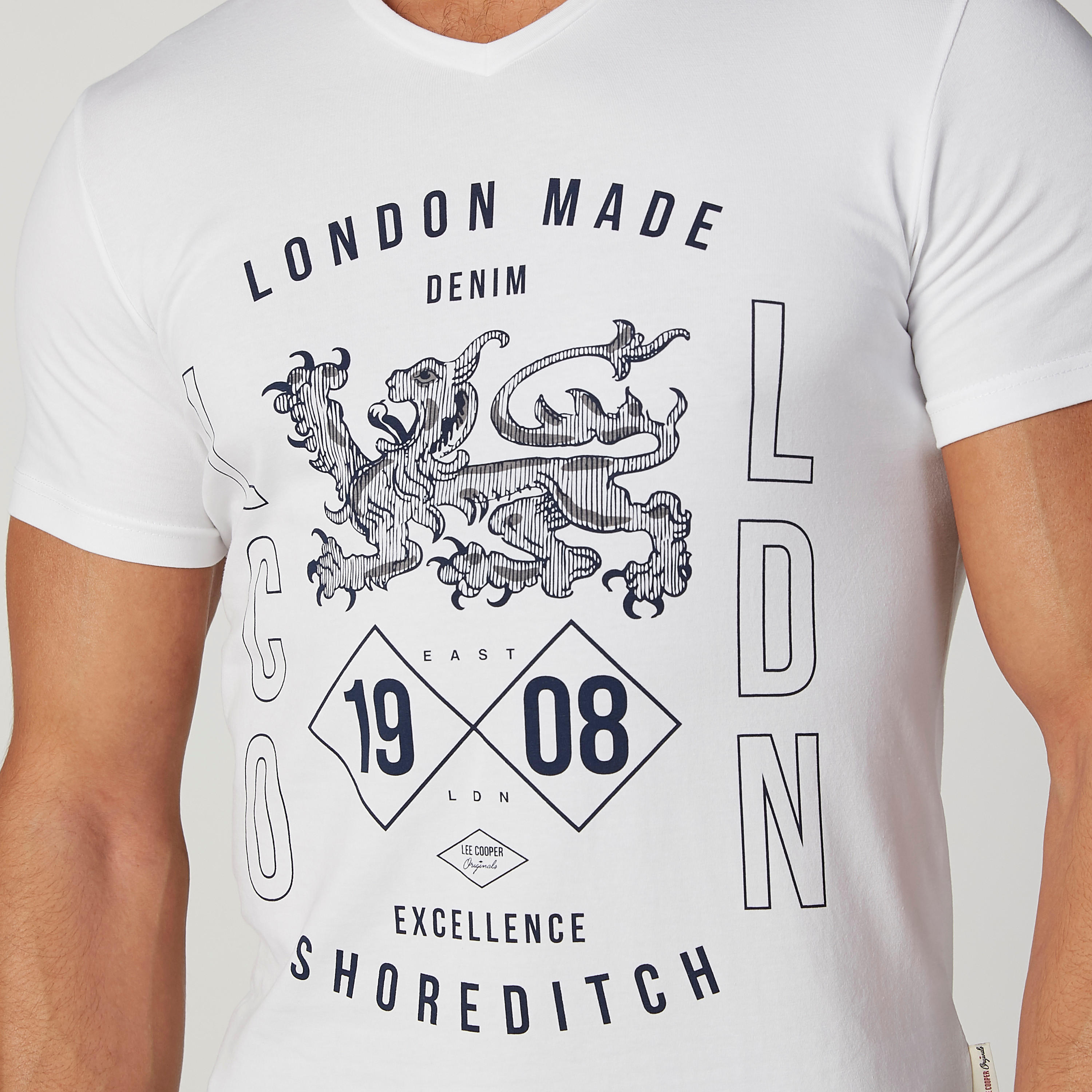 تي شيرت بطبعات وياقة V وأكمام قصيرة من لي كوبر-men-clothing-tshirtsandpolos-tshirts-image-4