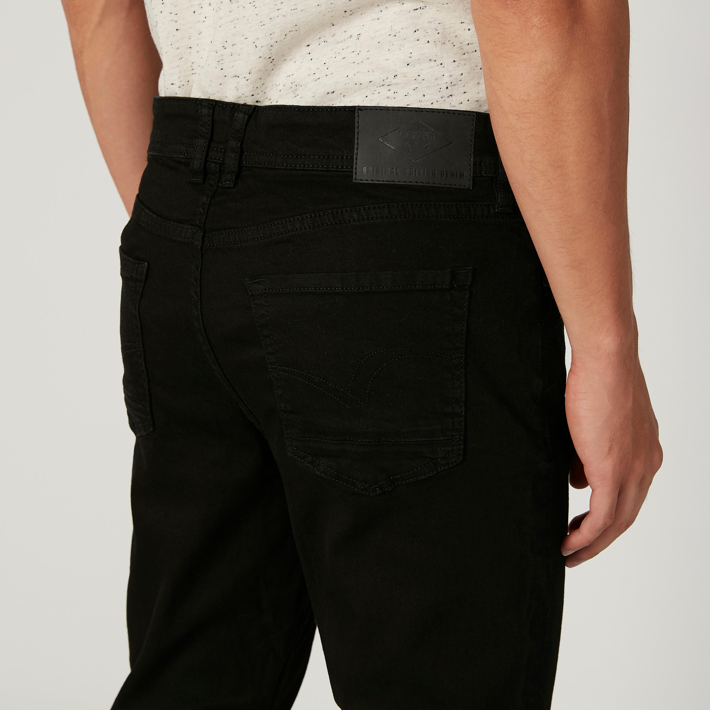 بنطلون جينز سادة بجيوب وحلقات للحزام من لي كوبر-men-clothing-bottoms-jeans-image-3