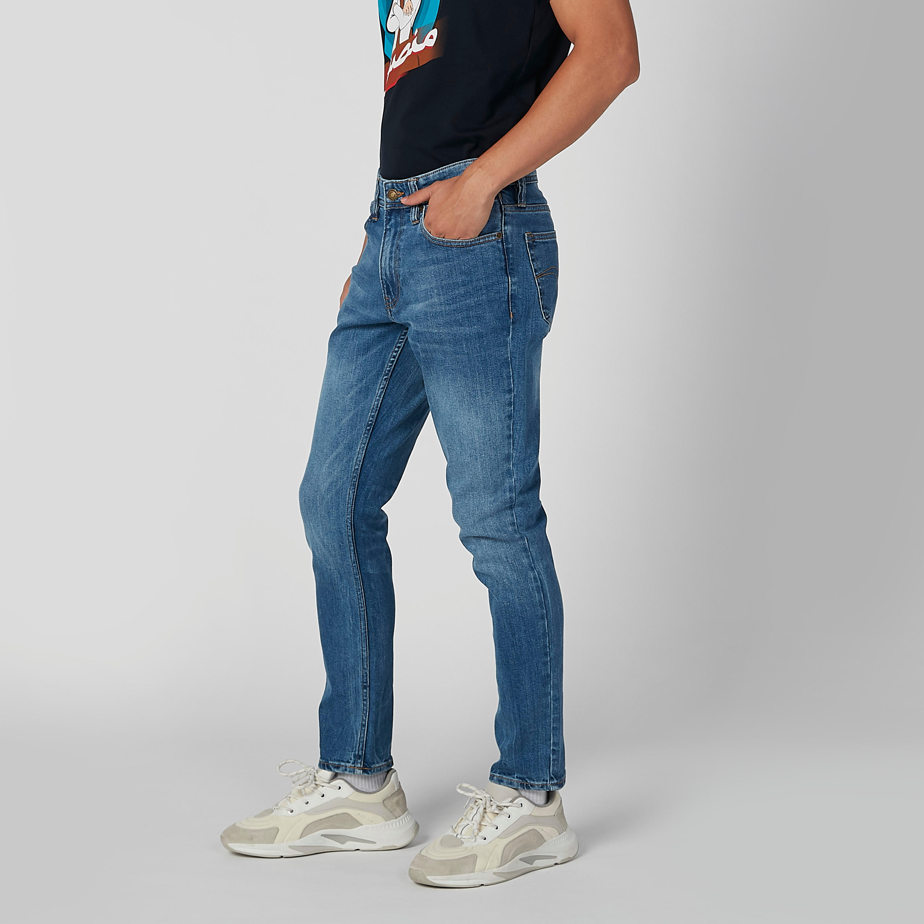 بنطلون جينز مستدام سادة بقصّة سليم وجيوب وحلقات حزام -men-clothing-bottoms-jeans-image-2