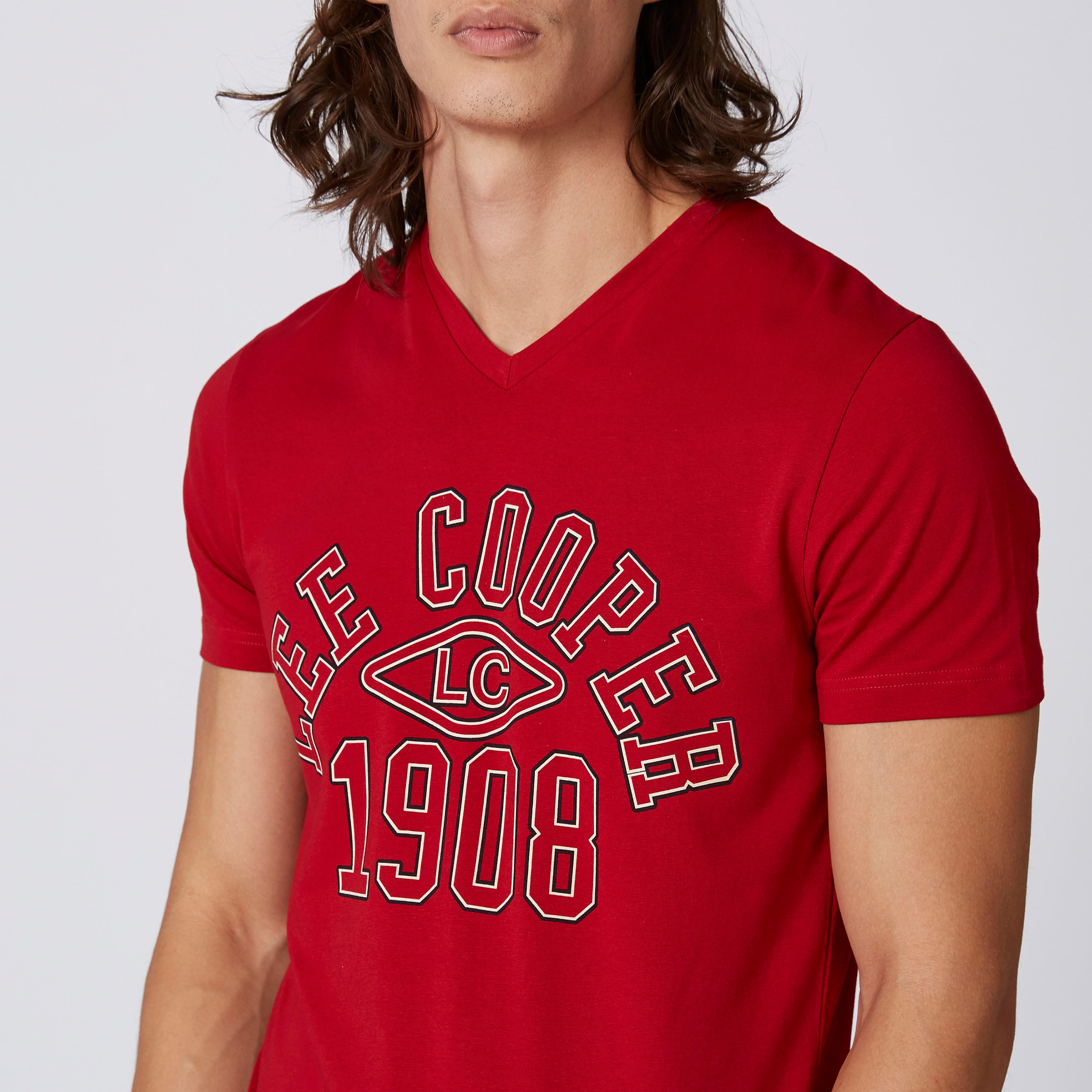 تيشيرت بياقة V وأكمام قصيرة وطبعات من لي كوبر-men-clothing-tshirtsandpolos-tshirts-image-3