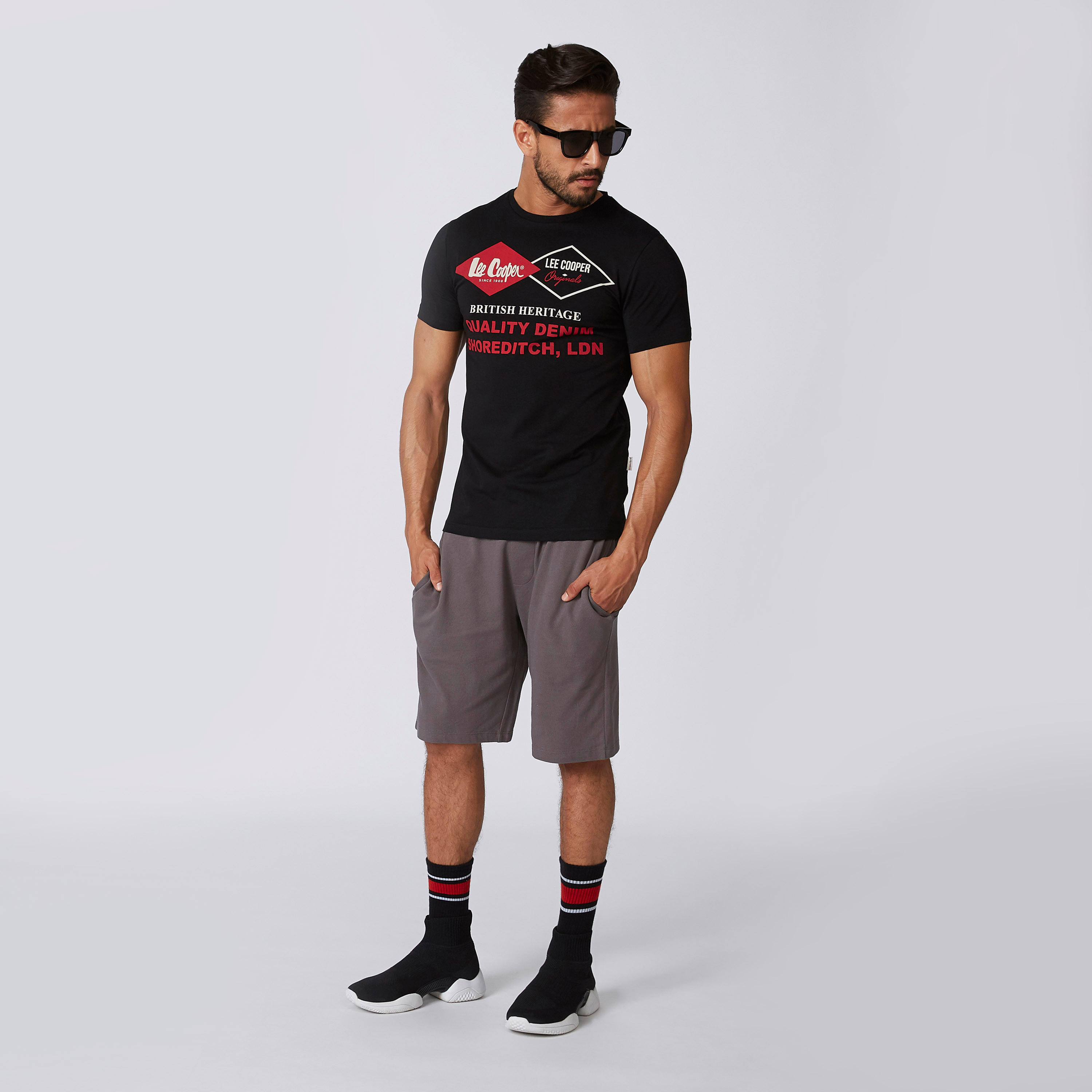 تيشيرت بياقة ضيّقة وأكمام قصيرة وطبعات من لي كوبر-men-clothing-tshirtsandpolos-tshirts-image-4