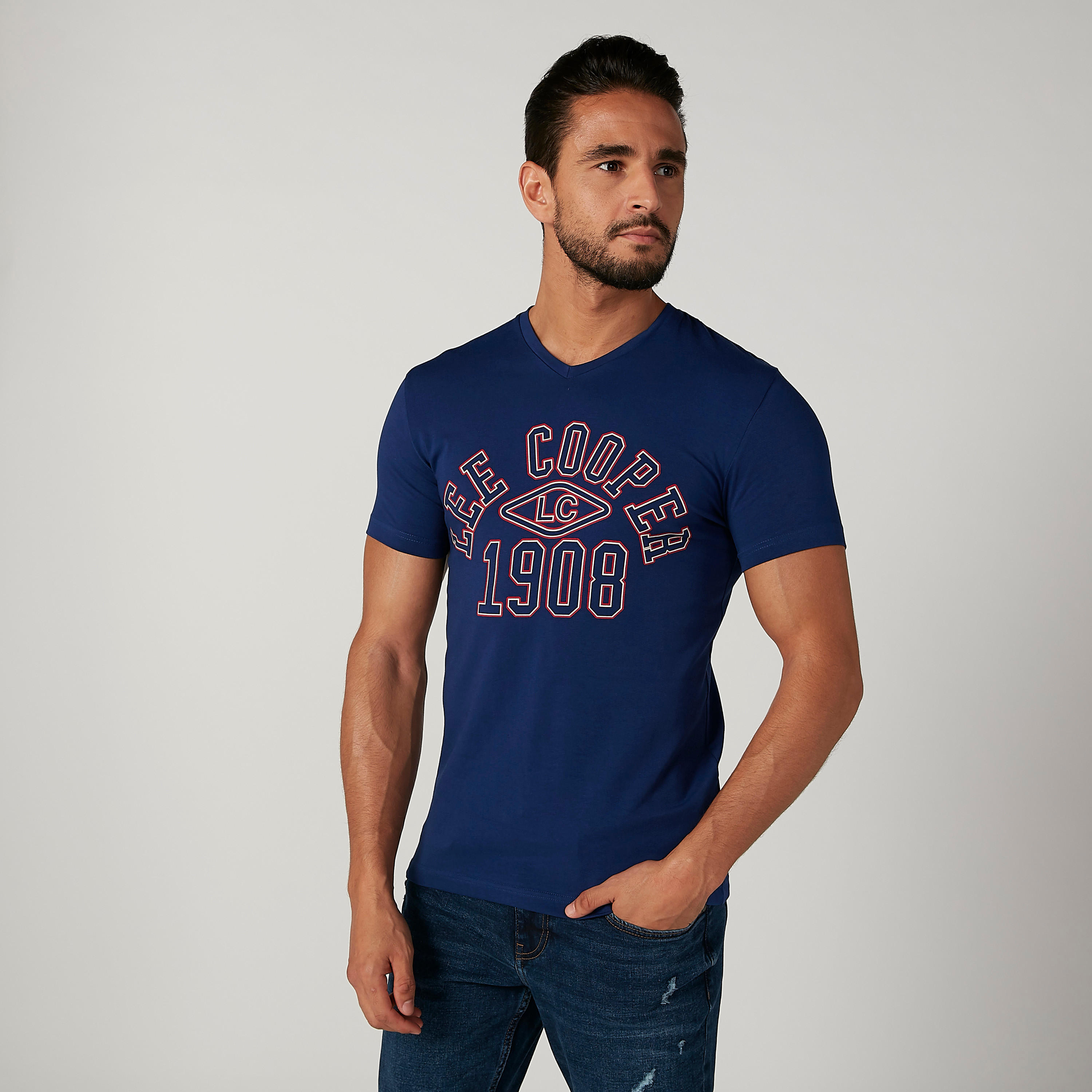 تيشيرت بياقة V وأكمام قصيرة وطبعات من لي كوبر-men-clothing-tshirtsandpolos-tshirts-image-1