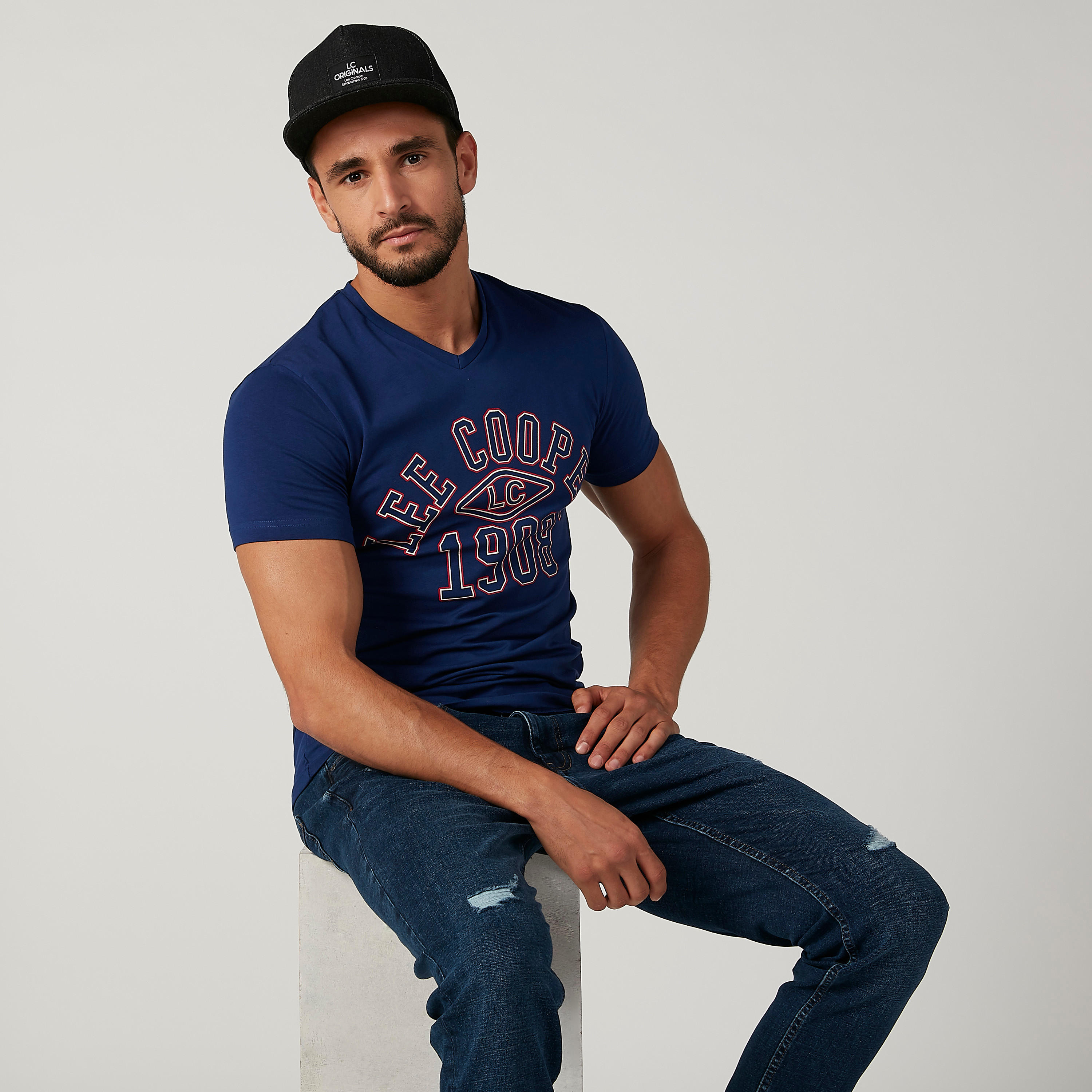 تيشيرت بياقة V وأكمام قصيرة وطبعات من لي كوبر-men-clothing-tshirtsandpolos-tshirts-image-3