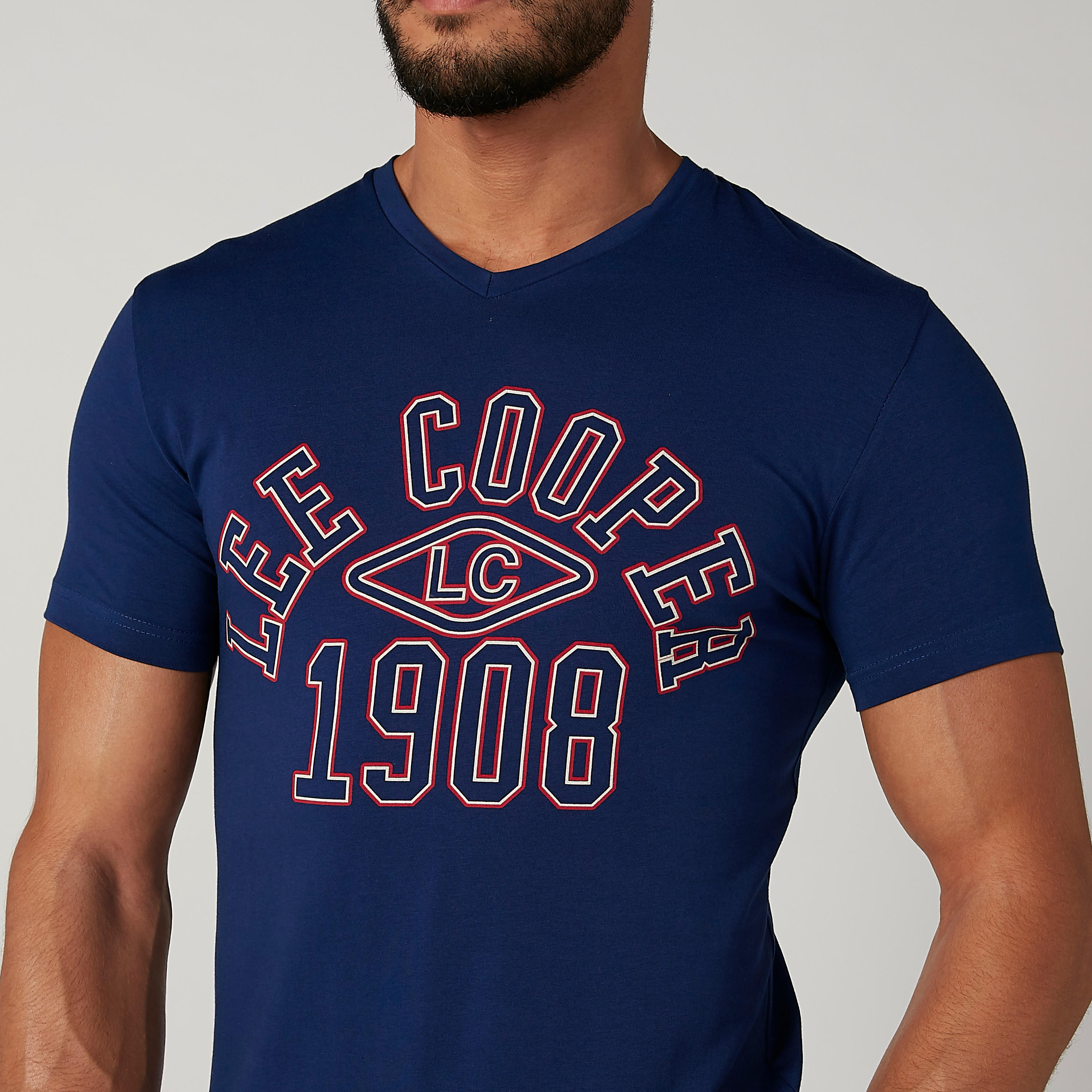 تيشيرت بياقة V وأكمام قصيرة وطبعات من لي كوبر-men-clothing-tshirtsandpolos-tshirts-image-4