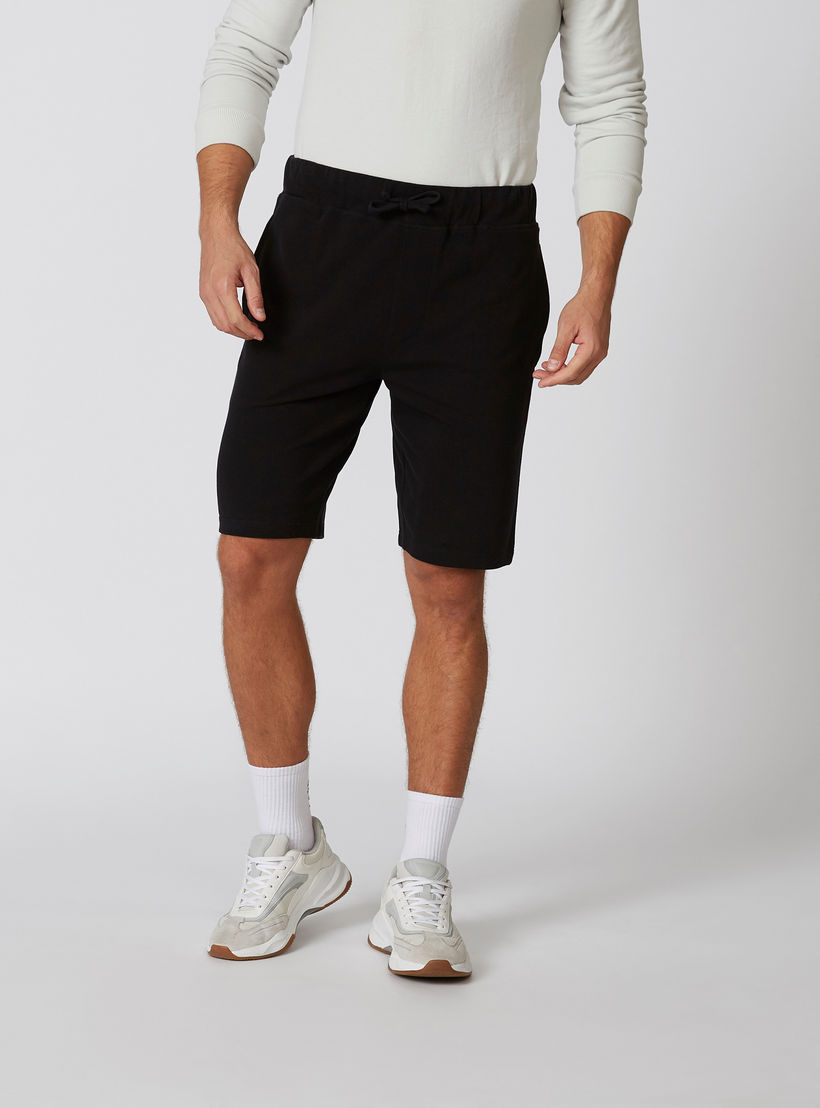 شورت مستدام سادة سليم وخصر متوسط الارتفاع وجيوب -men-clothing-bottoms-shorts-image-1