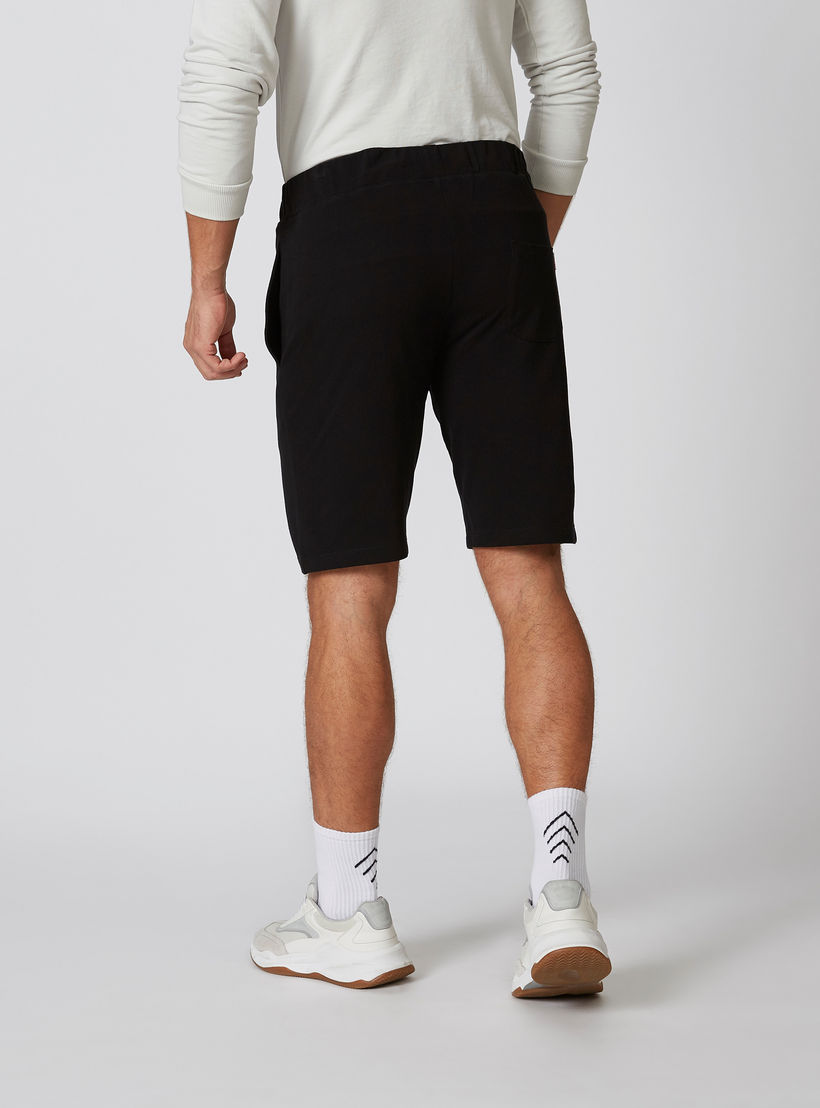 شورت مستدام سادة سليم وخصر متوسط الارتفاع وجيوب -men-clothing-bottoms-shorts-image-2