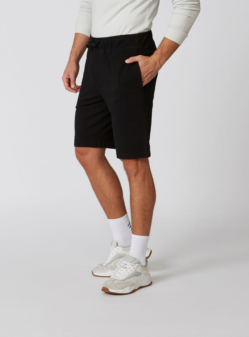 شورت مستدام سادة سليم وخصر متوسط الارتفاع وجيوب -men-clothing-bottoms-shorts-image-3