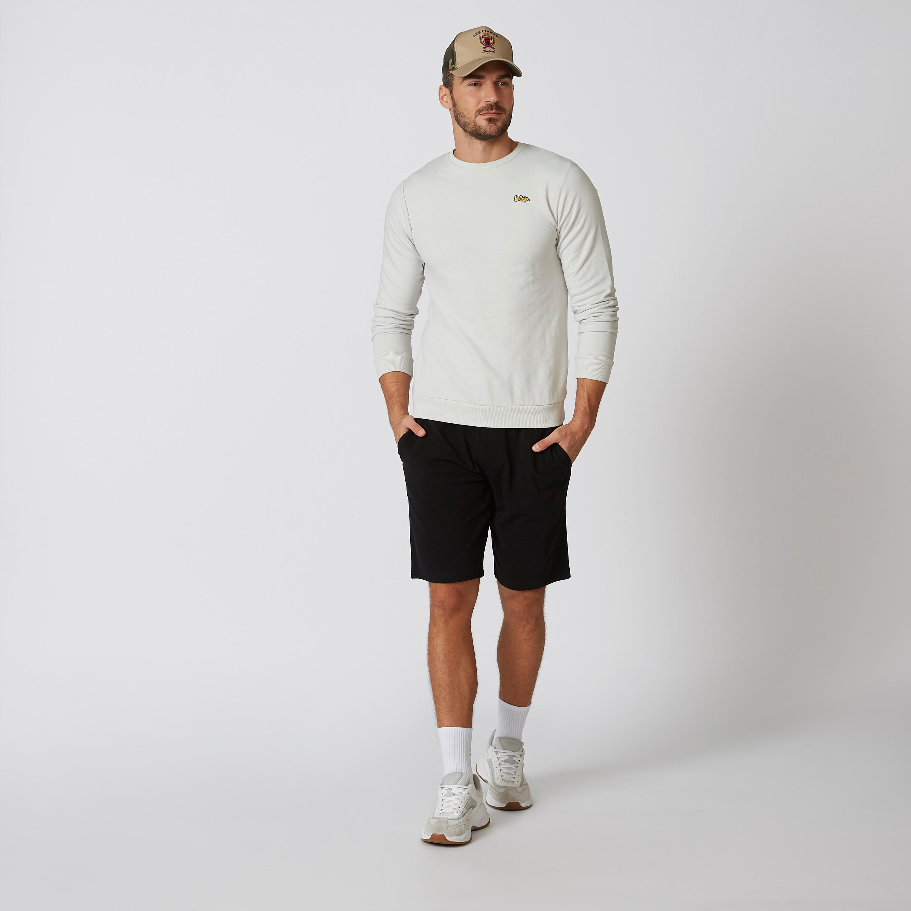 شورت مستدام سادة سليم وخصر متوسط الارتفاع وجيوب -men-clothing-bottoms-shorts-image-4