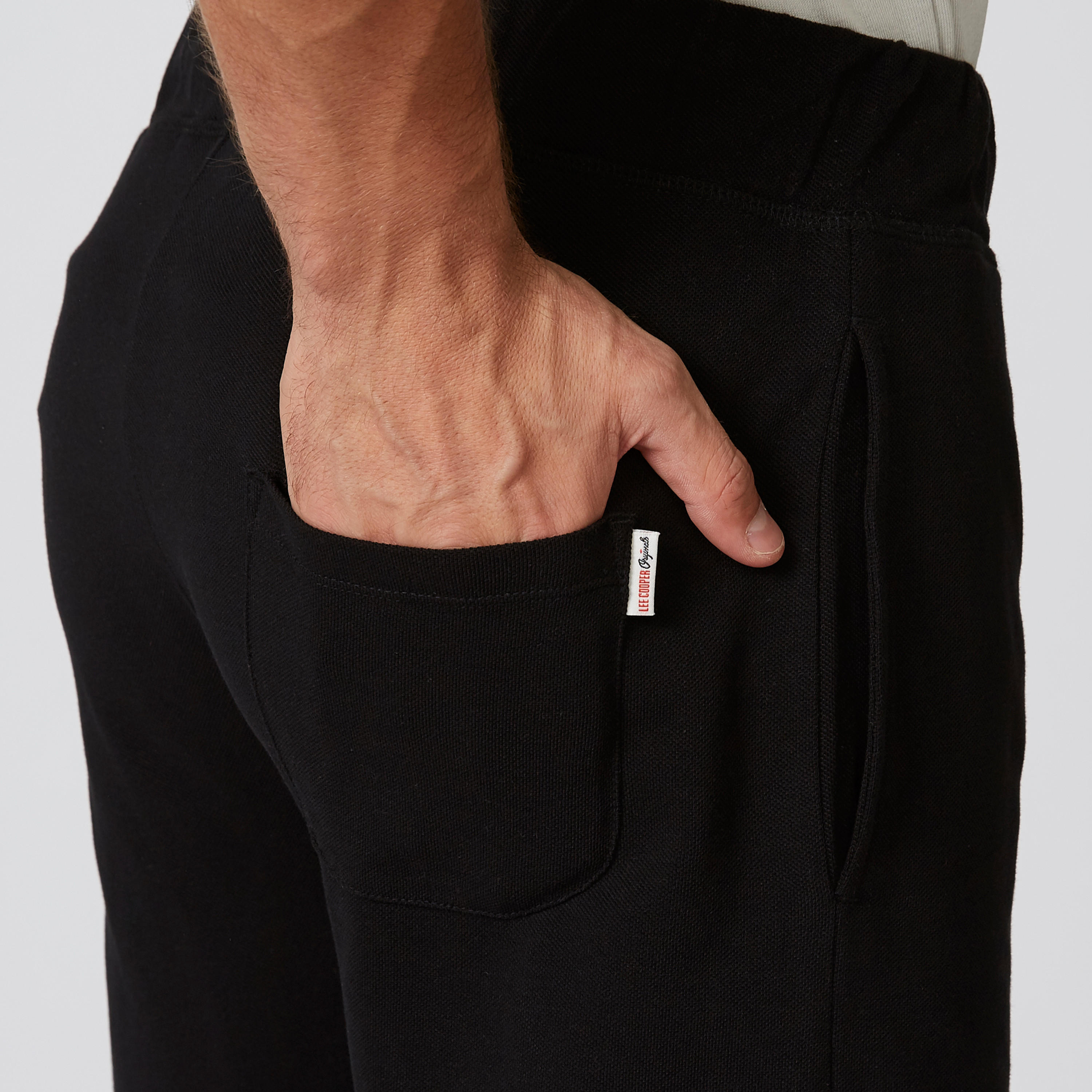 شورت مستدام سادة سليم وخصر متوسط الارتفاع وجيوب -men-clothing-bottoms-shorts-image-5