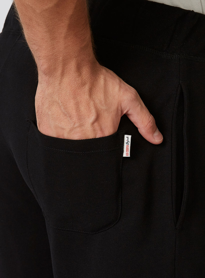 شورت مستدام سادة سليم وخصر متوسط الارتفاع وجيوب -men-clothing-bottoms-shorts-image-5