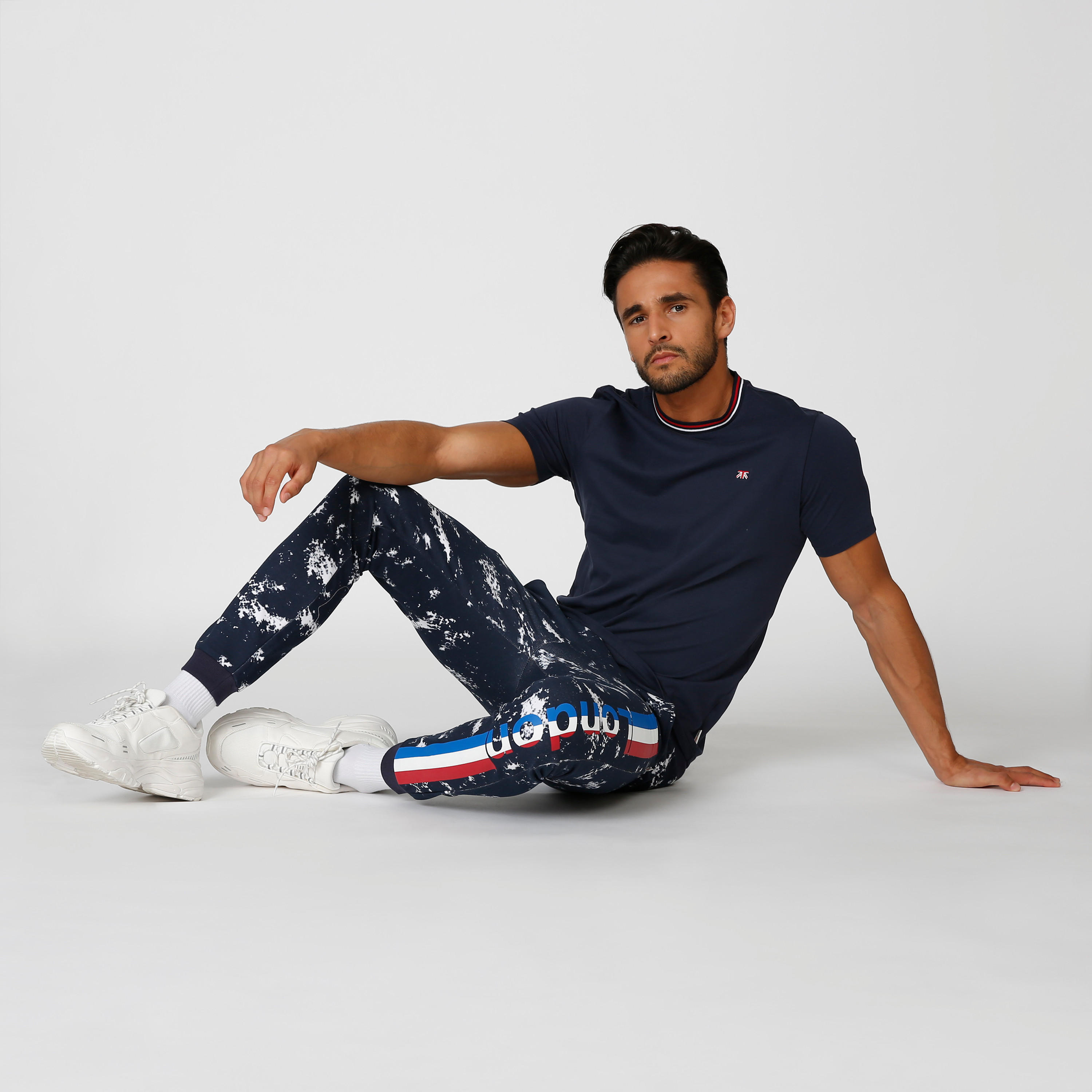 بنطلون رياضي مستدام سليم بخصر متوسط الارتفاع وجيوب وطبعات-men-clothing-bottoms-joggers-image-2