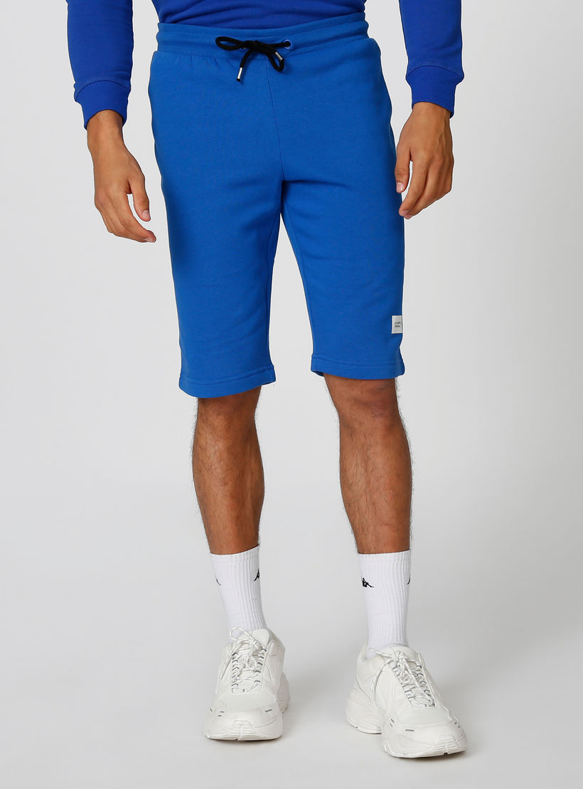 شورت مستدام سليم سادة بخصر متوسط الارتفاع وجيوب -men-clothing-bottoms-shorts-image-1