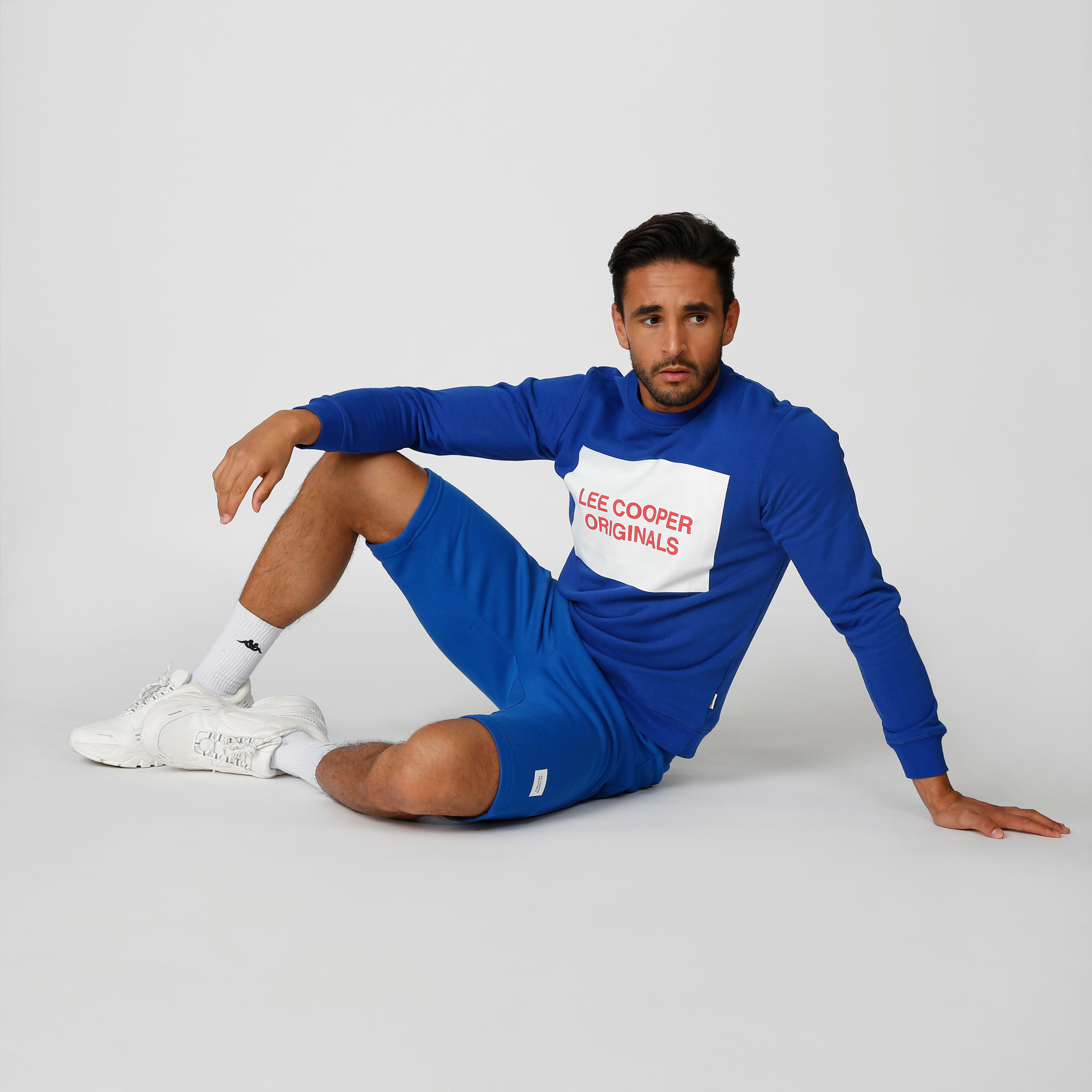 شورت مستدام سليم سادة بخصر متوسط الارتفاع وجيوب -men-clothing-bottoms-shorts-image-2