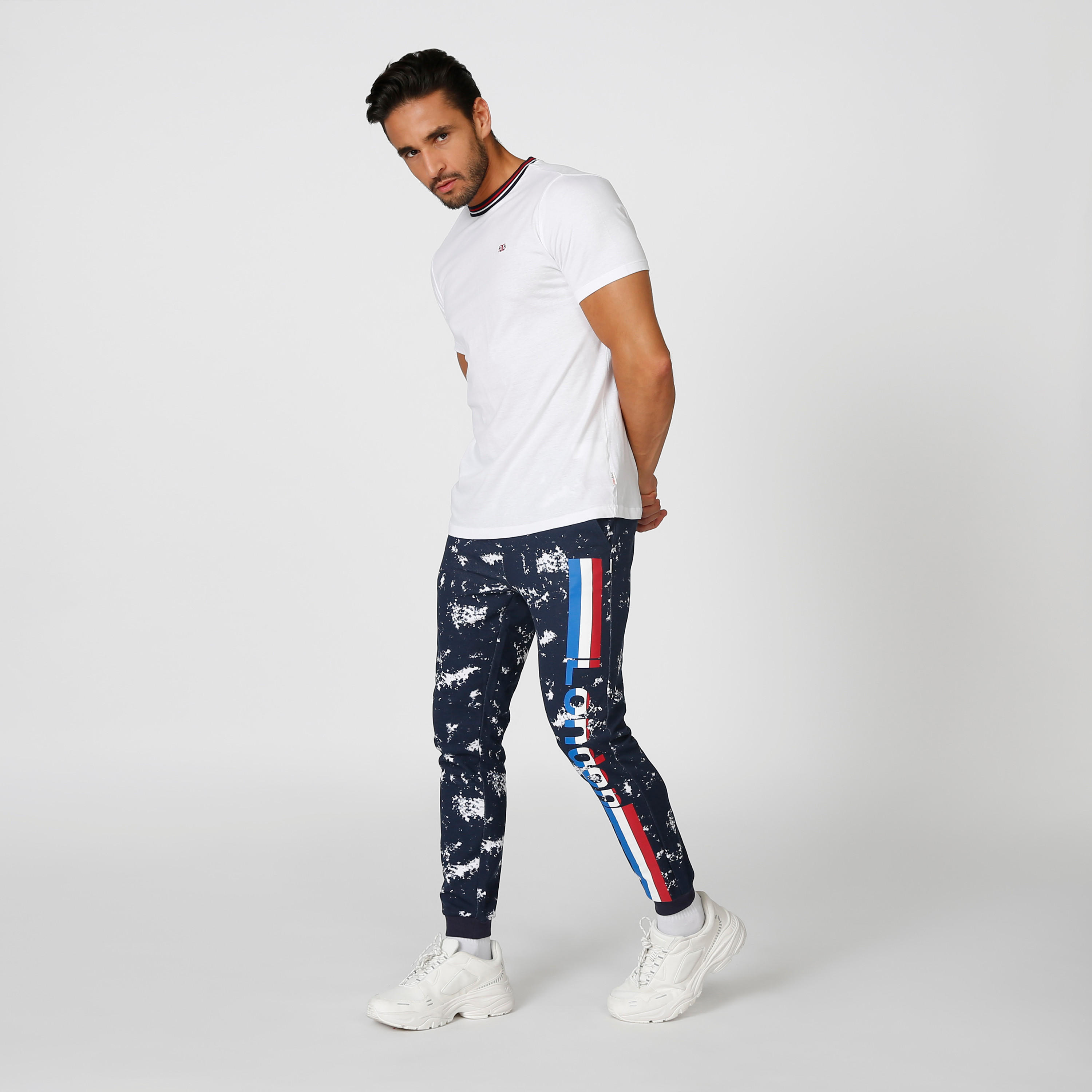 تيشيرت مستدام بارز الملمس بياقة ضيّقة وأكمام قصيرة-men-clothing-tshirtsandpolos-tshirts-image-2