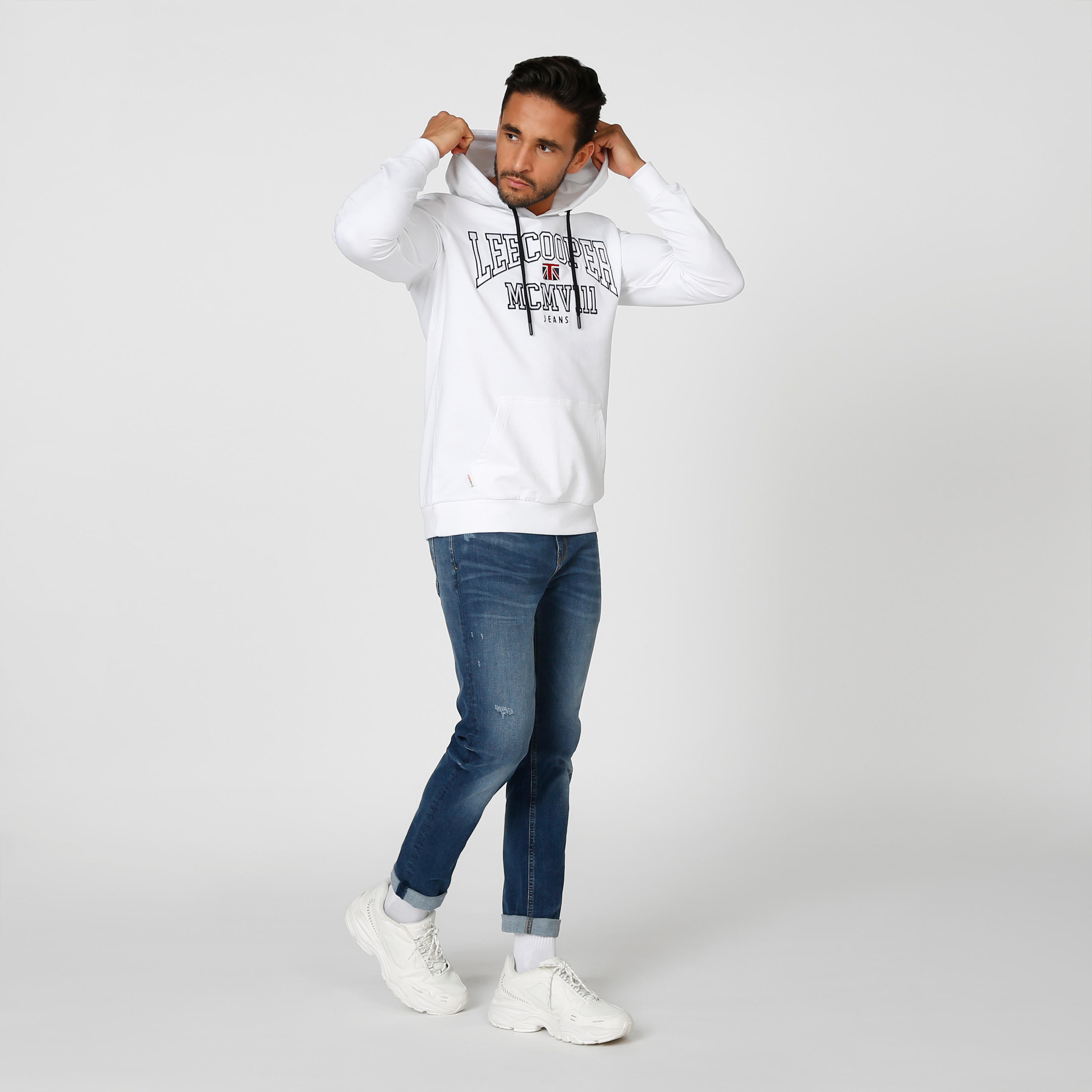 سويت شيرت مستدام بقبّعة وأكمام طويلة وطبعات -men-winterwear-hoodiesandsweatshirts-image-2