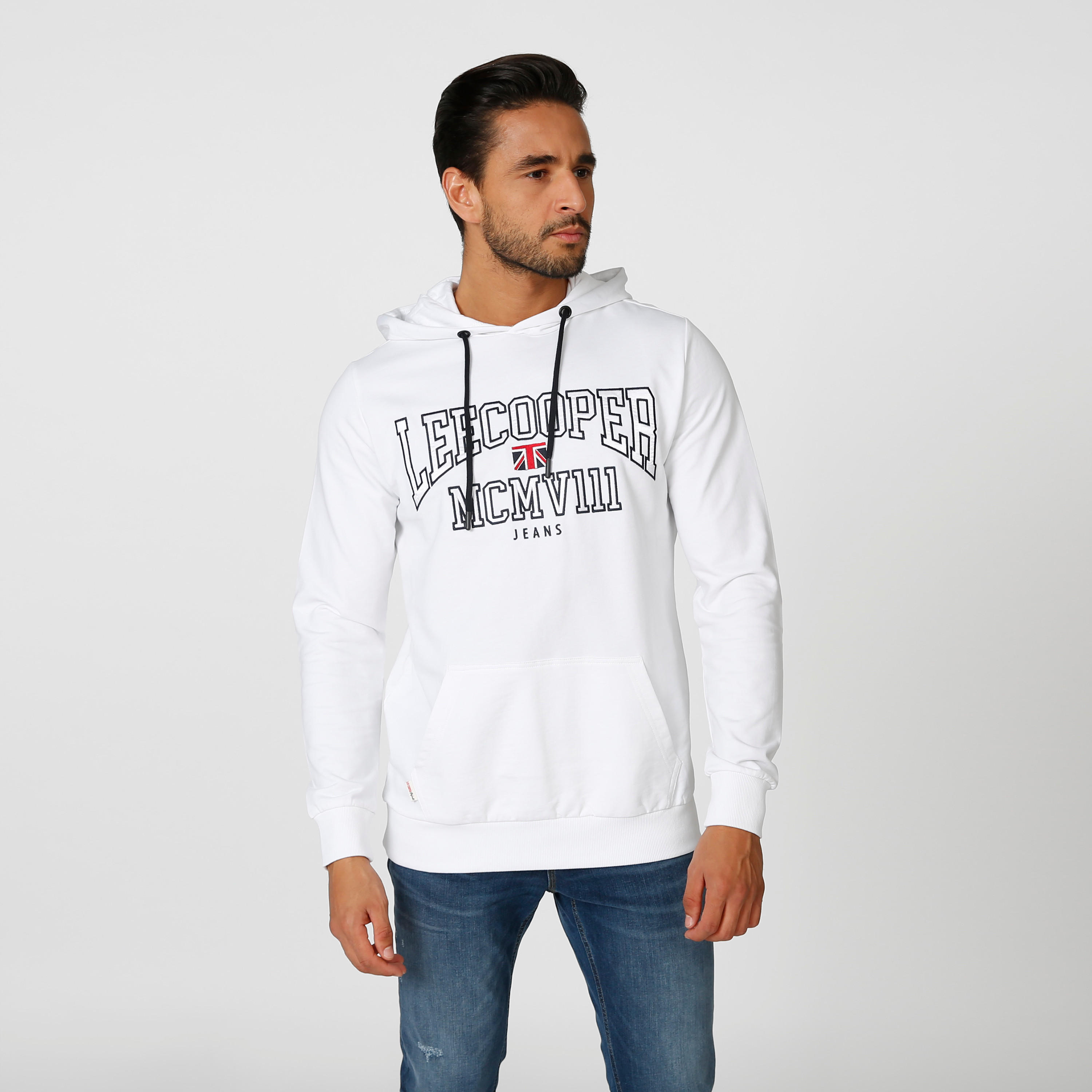 سويت شيرت مستدام بقبّعة وأكمام طويلة وطبعات -men-winterwear-hoodiesandsweatshirts-image-1