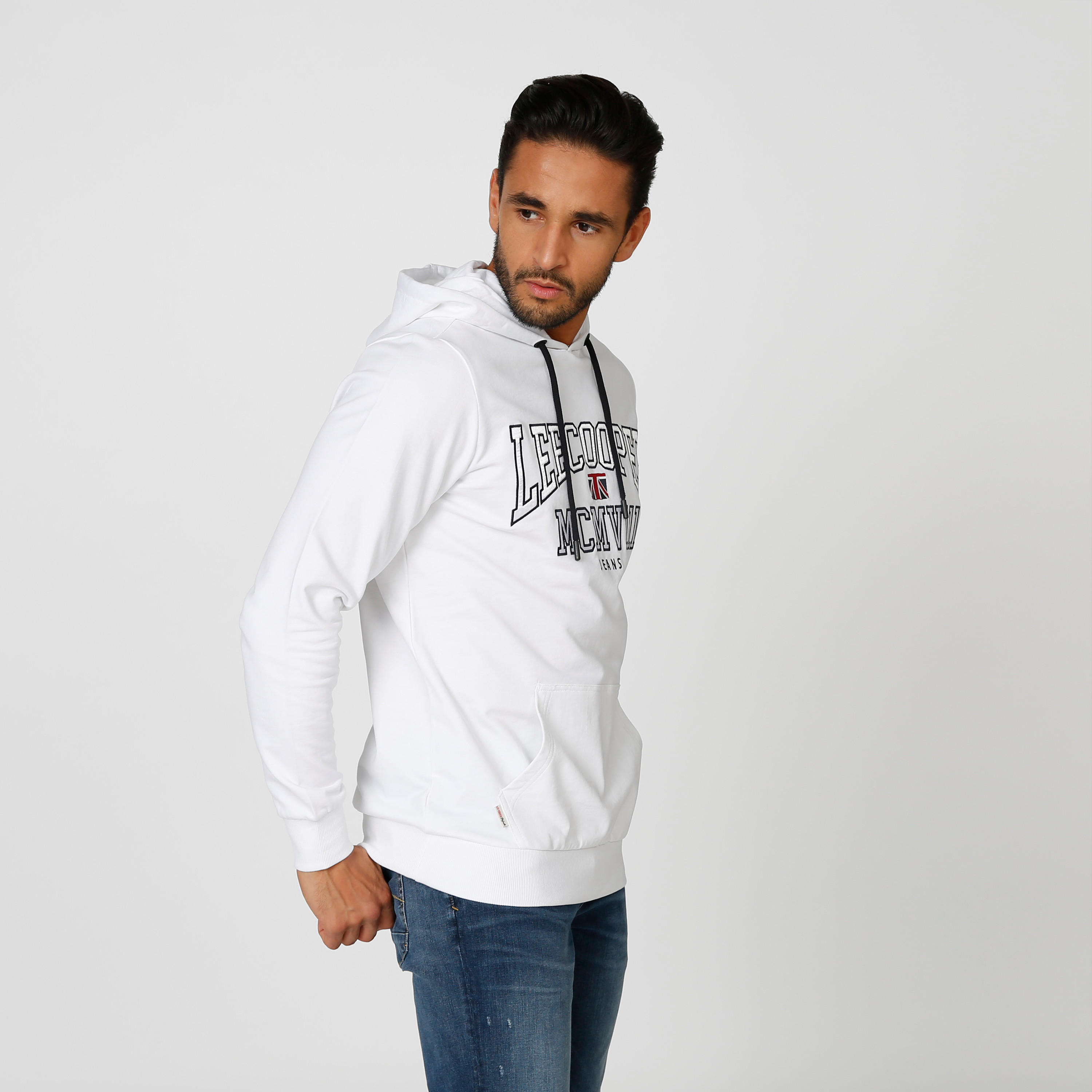 سويت شيرت مستدام بقبّعة وأكمام طويلة وطبعات -men-winterwear-hoodiesandsweatshirts-image-3