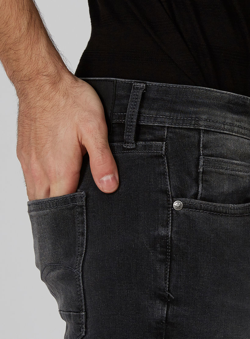 بنطلون جينز مستدام سكيني بخصر متوسط الارتفاع و5 جيوب -men-clothing-bottoms-jeans-image-4
