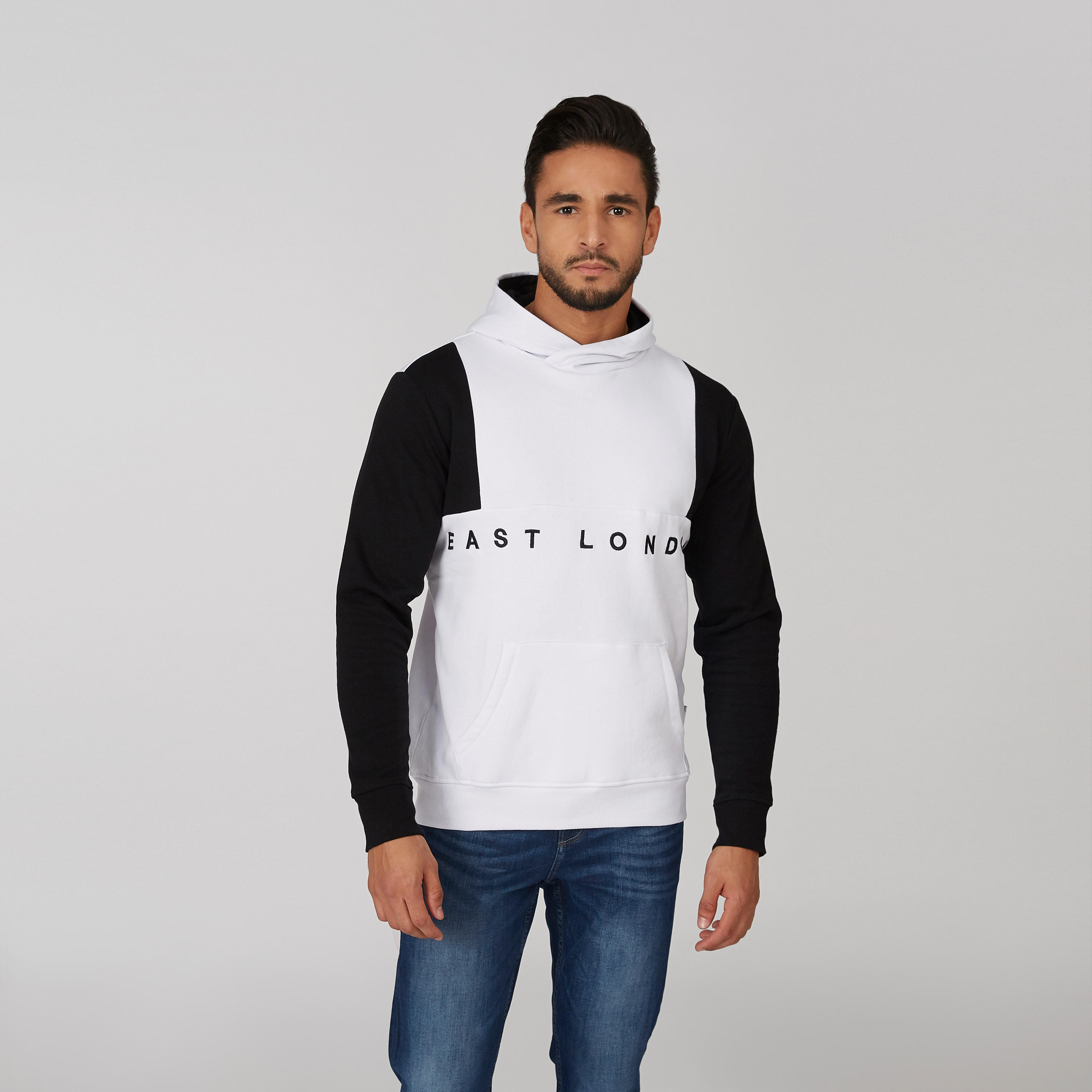 سويت شيرت مستدام مطرّز بقبعة وجيوب كنغر -men-winterwear-hoodiesandsweatshirts-image-1