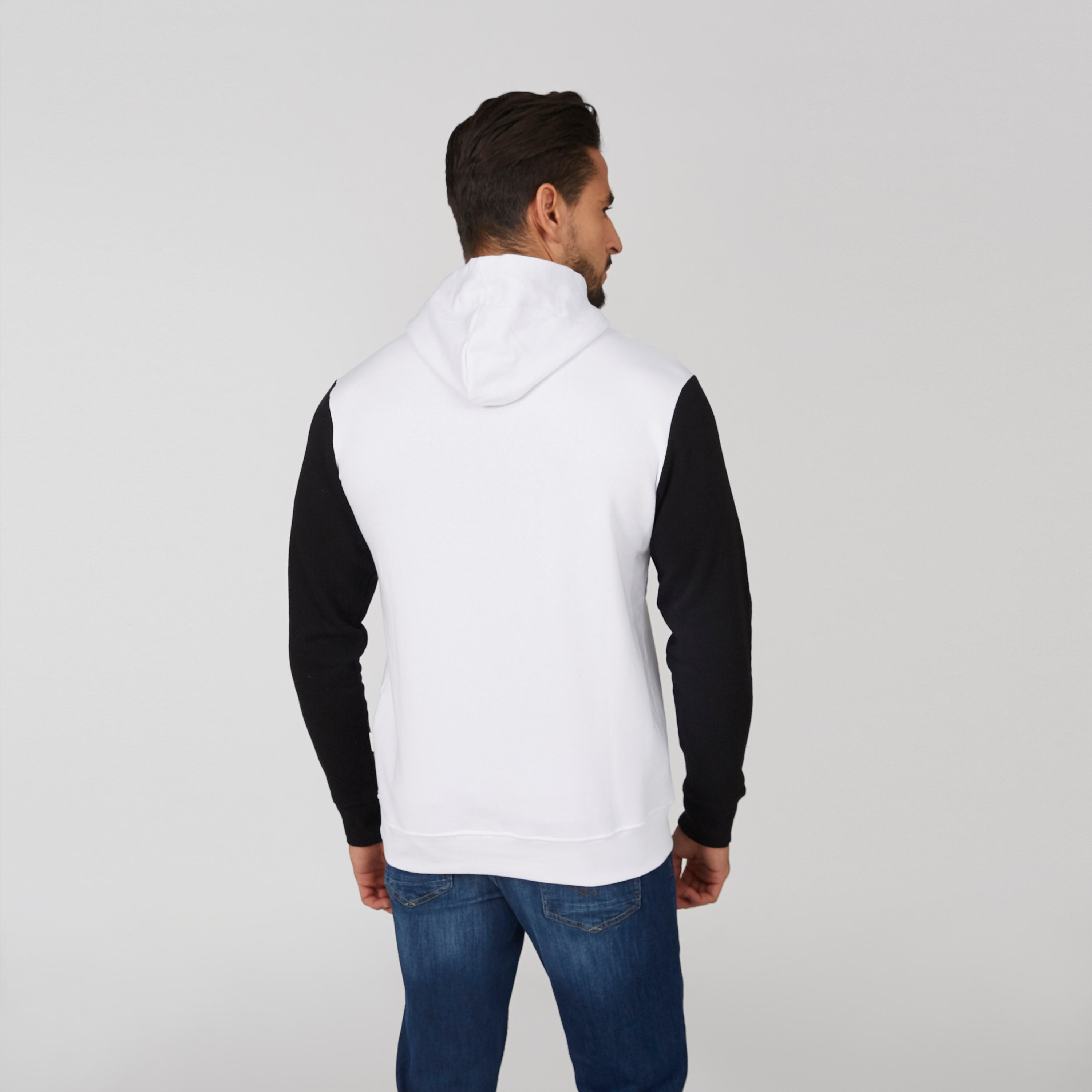 سويت شيرت مستدام مطرّز بقبعة وجيوب كنغر -men-winterwear-hoodiesandsweatshirts-image-2