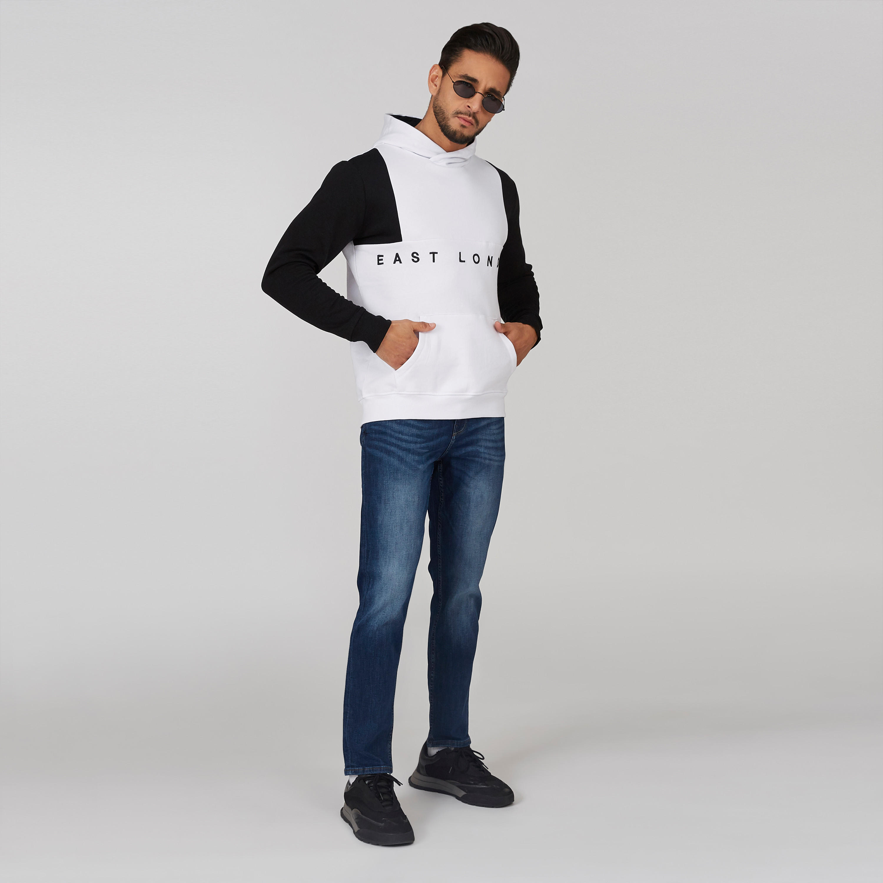 سويت شيرت مستدام مطرّز بقبعة وجيوب كنغر -men-winterwear-hoodiesandsweatshirts-image-3