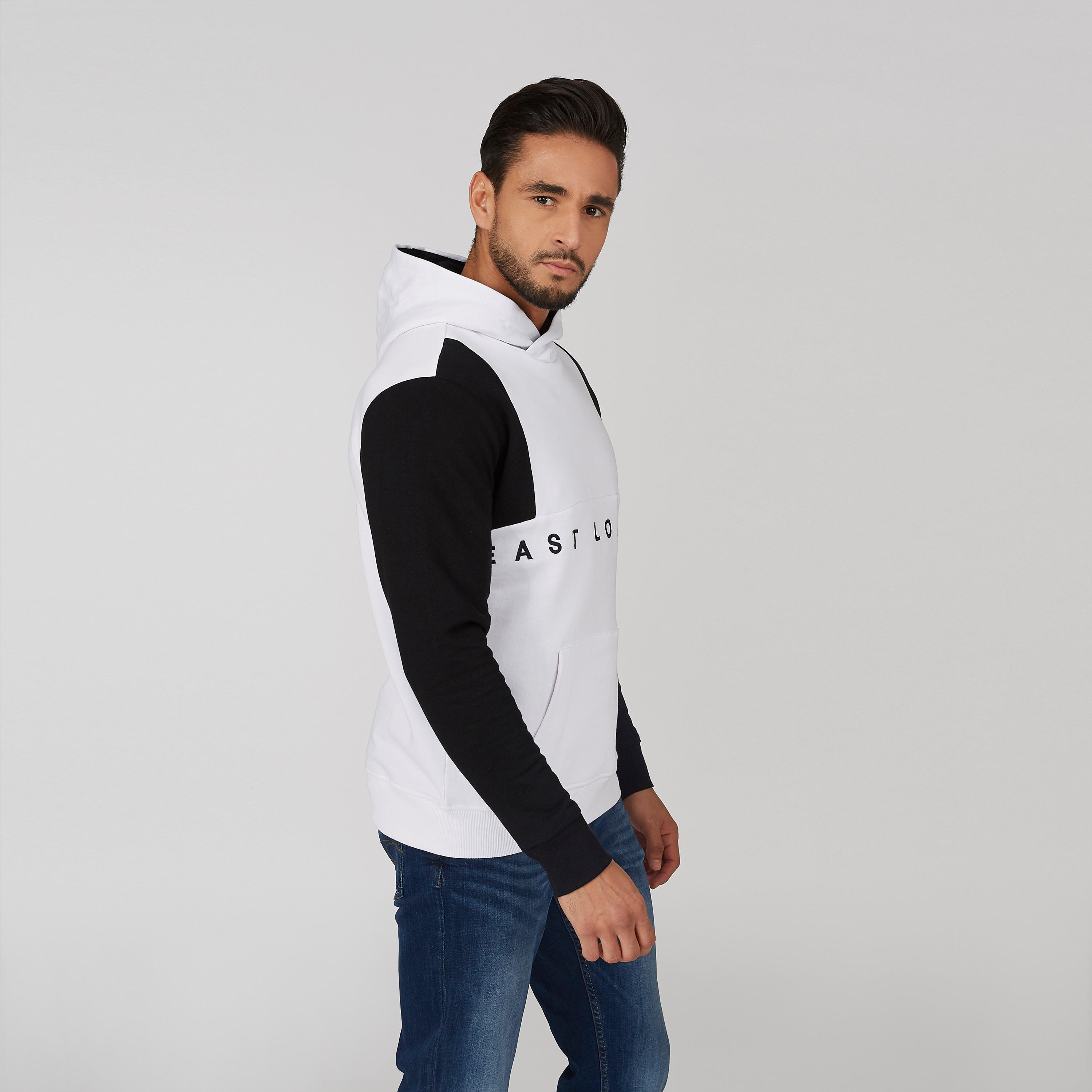 سويت شيرت مستدام مطرّز بقبعة وجيوب كنغر -men-winterwear-hoodiesandsweatshirts-image-4