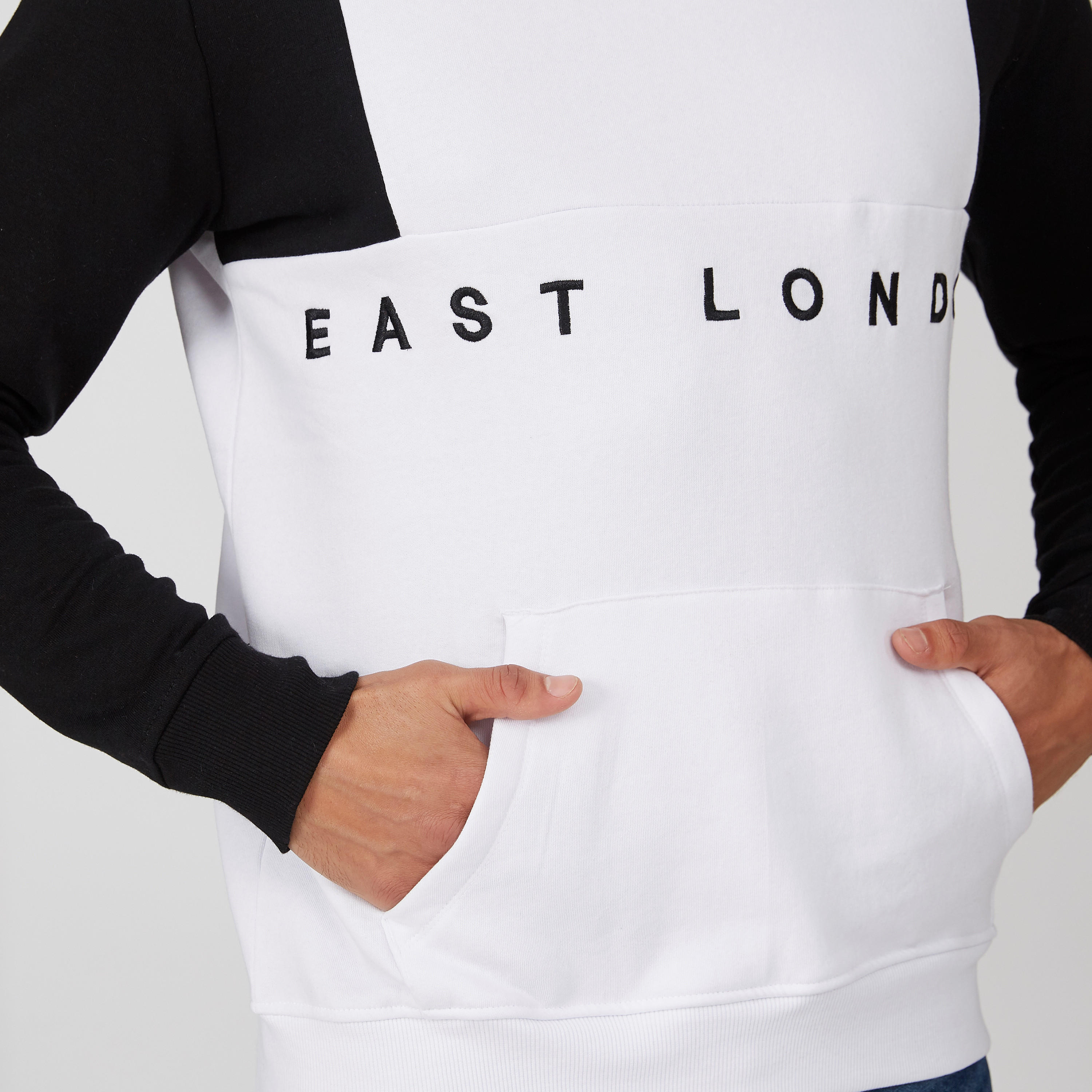 سويت شيرت مستدام مطرّز بقبعة وجيوب كنغر -men-winterwear-hoodiesandsweatshirts-image-5