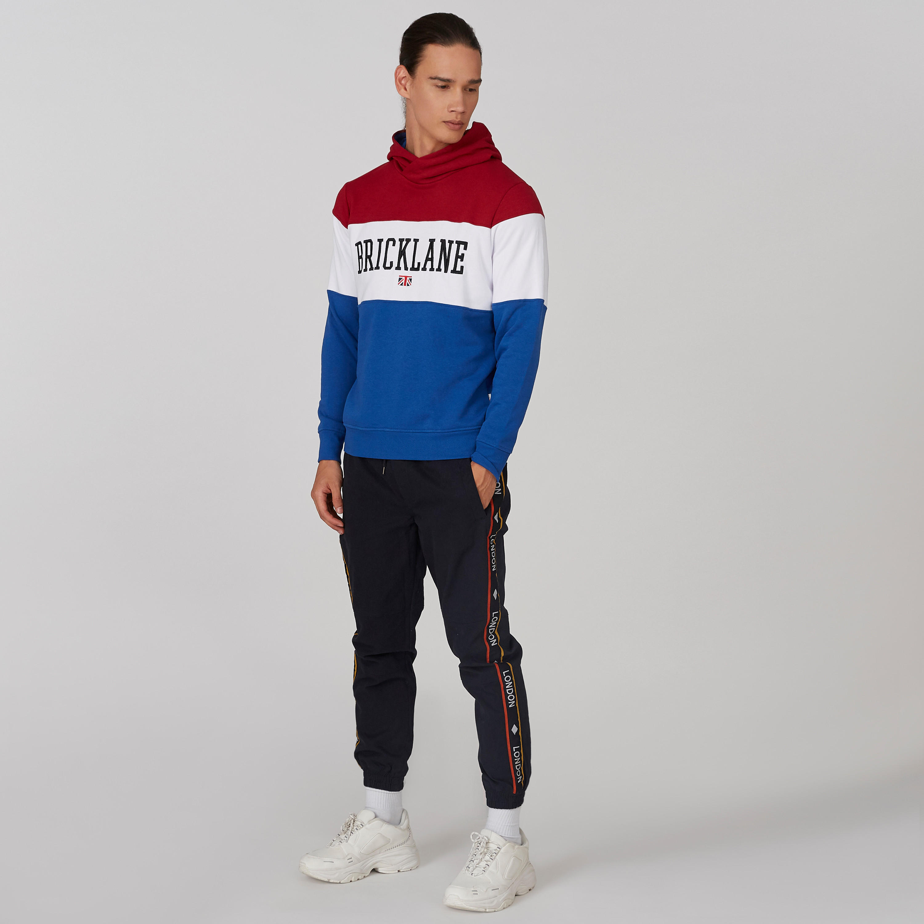 سويت شيرت مستدام بتصاميم مغايرة وقبّعة وأكمام طويلة وطبعات-men-winterwear-hoodiesandsweatshirts-image-1