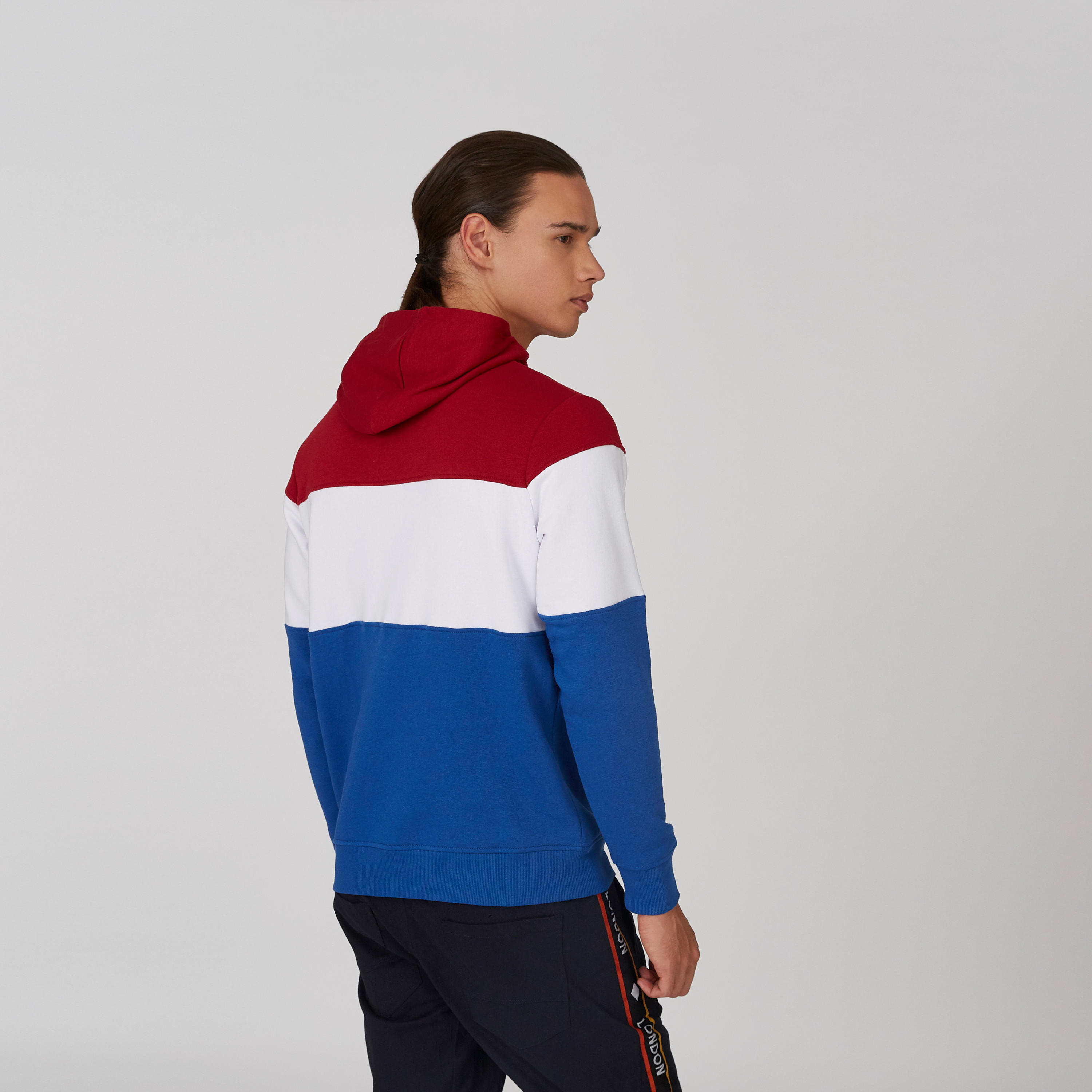 سويت شيرت مستدام بتصاميم مغايرة وقبّعة وأكمام طويلة وطبعات-men-winterwear-hoodiesandsweatshirts-image-2
