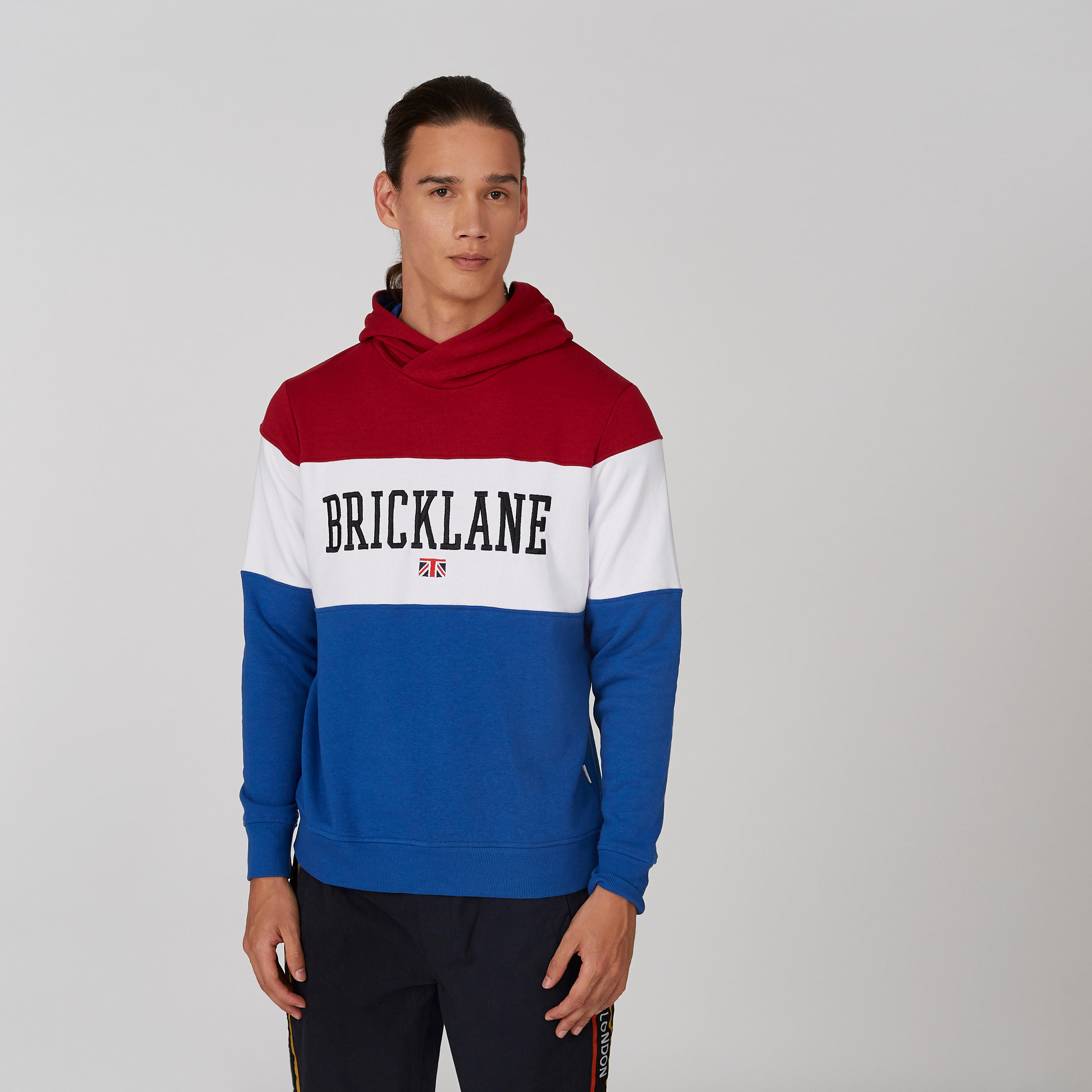 سويت شيرت مستدام بتصاميم مغايرة وقبّعة وأكمام طويلة وطبعات-men-winterwear-hoodiesandsweatshirts-image-3