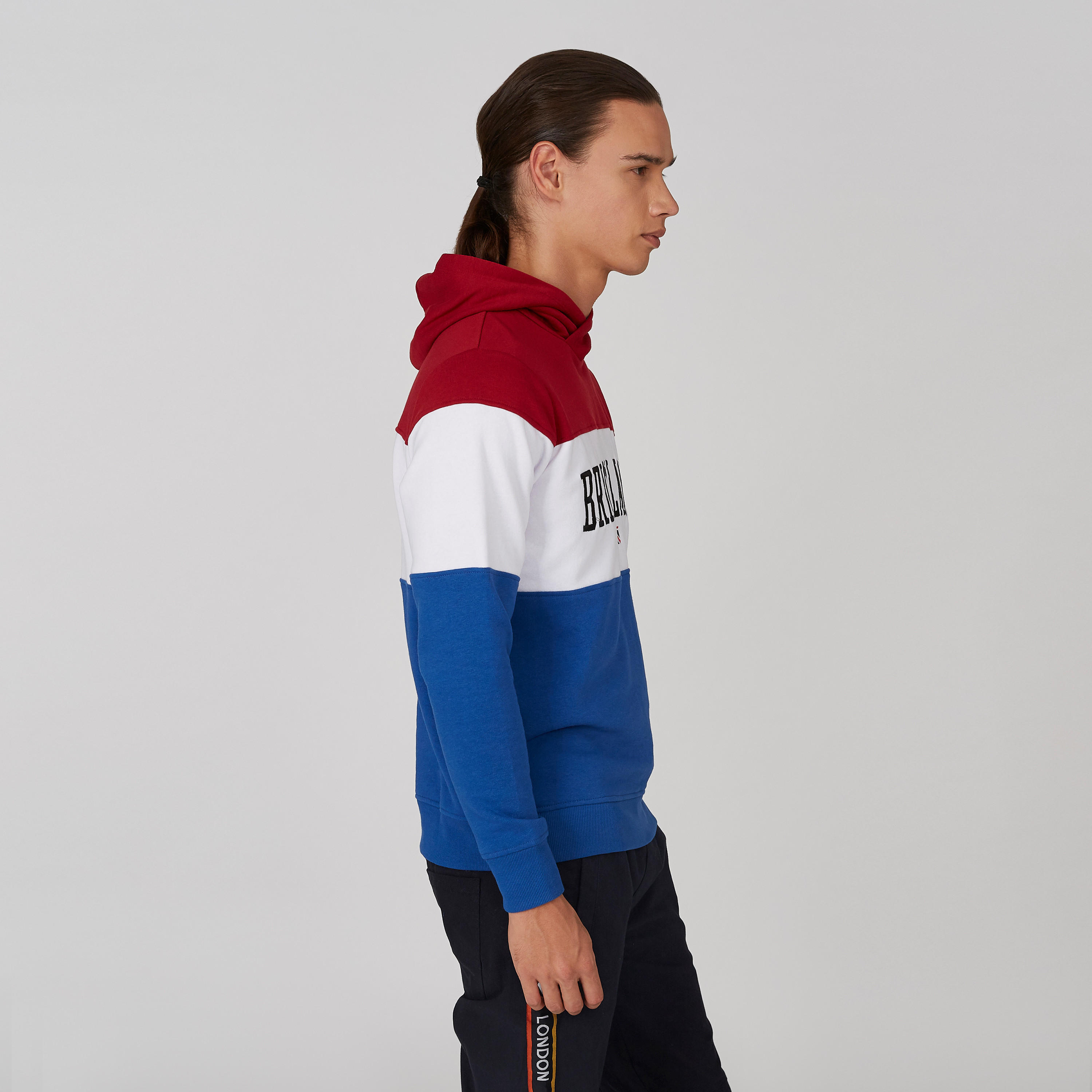سويت شيرت مستدام بتصاميم مغايرة وقبّعة وأكمام طويلة وطبعات-men-winterwear-hoodiesandsweatshirts-image-4