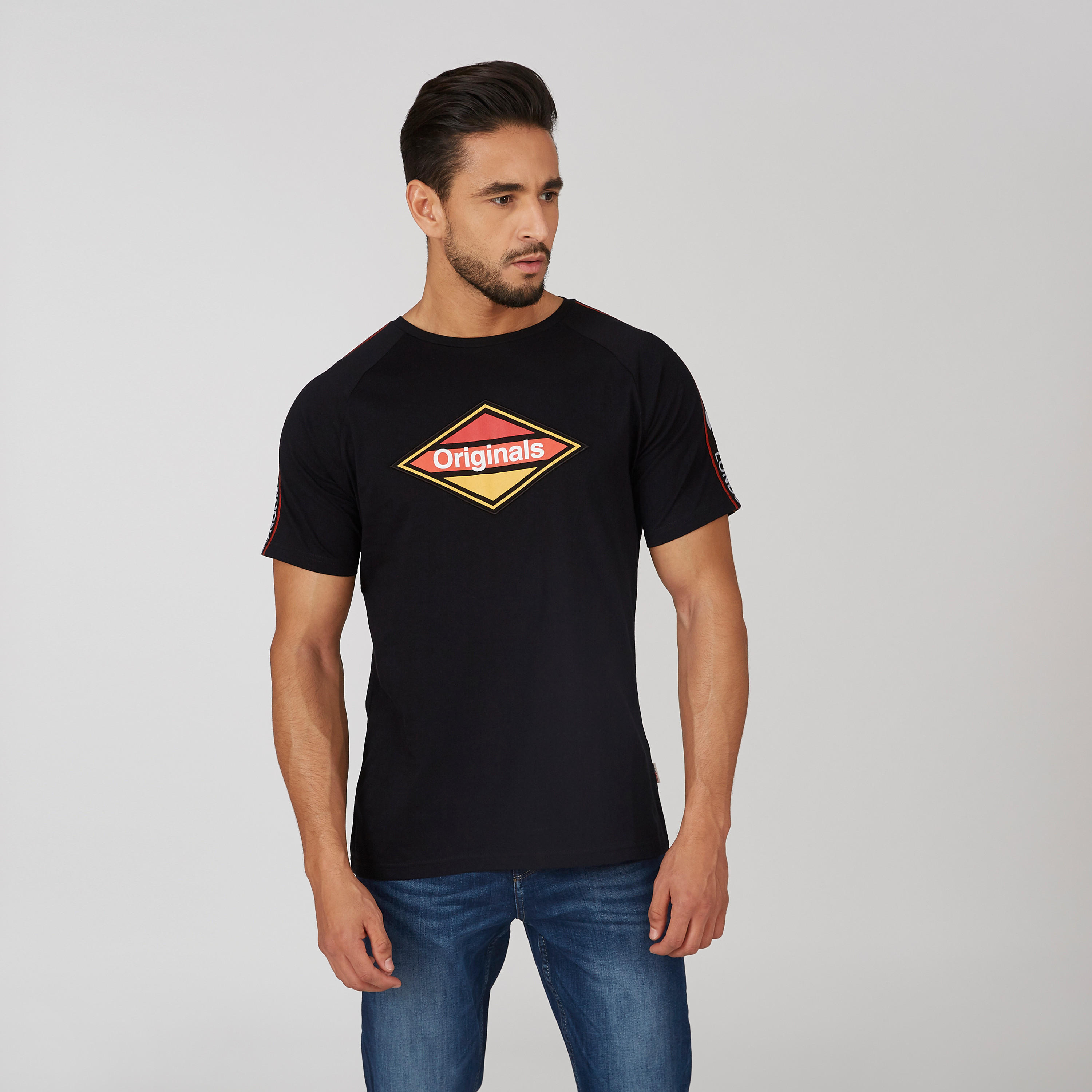 تيشيرت بياقة ضيقة وأكمام قصيرة وطبعات-men-clothing-tshirtsandpolos-tshirts-image-1