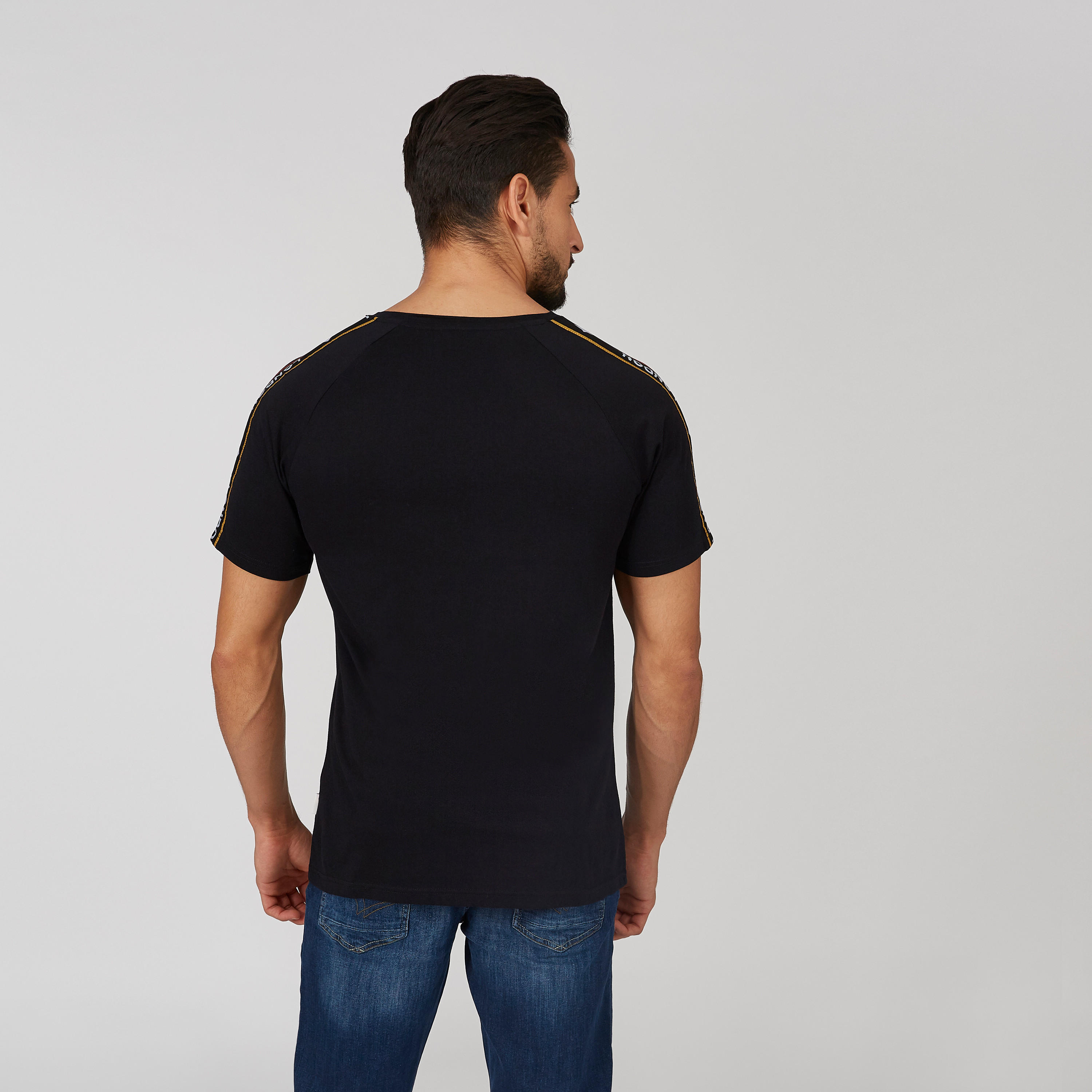 تيشيرت بياقة ضيقة وأكمام قصيرة وطبعات-men-clothing-tshirtsandpolos-tshirts-image-2