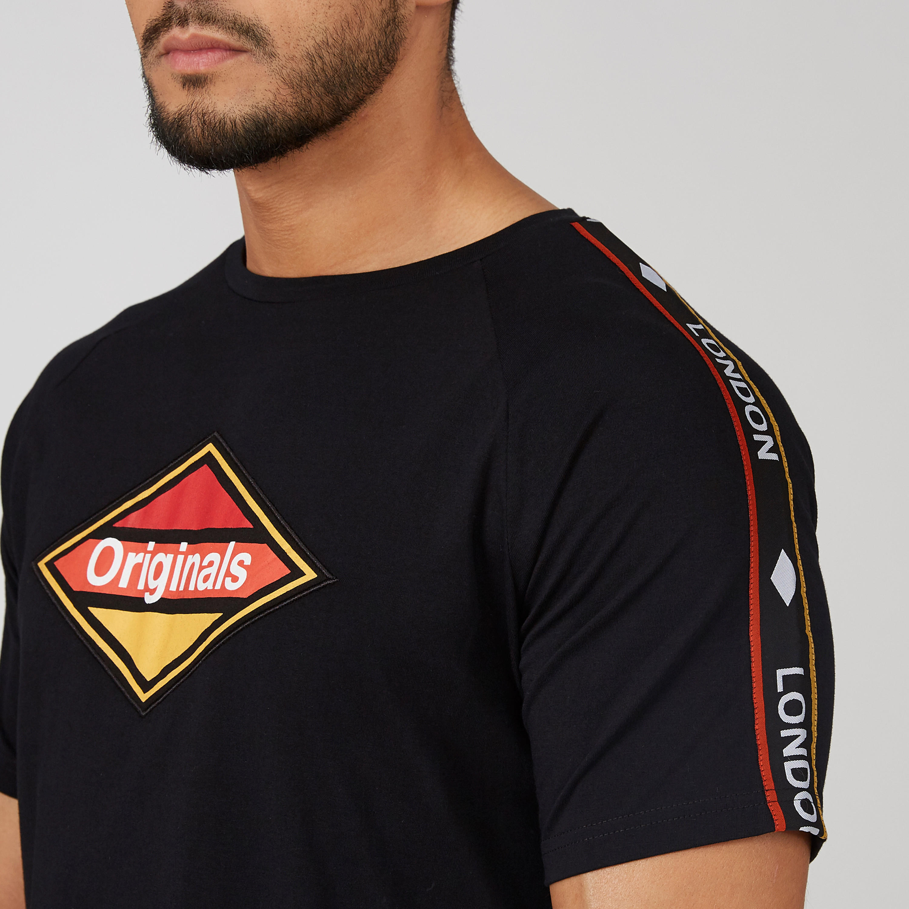 تيشيرت بياقة ضيقة وأكمام قصيرة وطبعات-men-clothing-tshirtsandpolos-tshirts-image-4